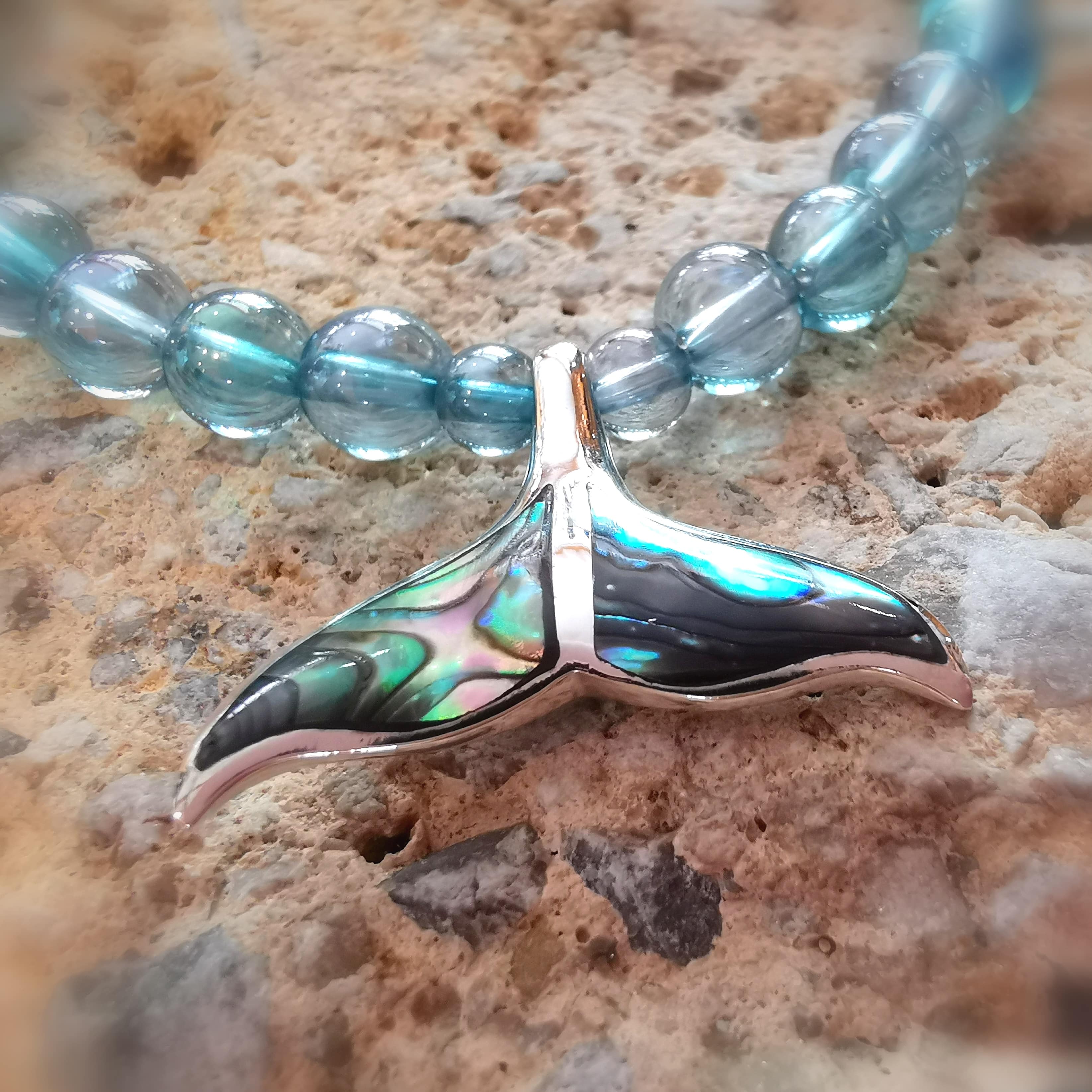 geweihtes Walflosse Krafttier Karma Armband mit Aqua Aura Edelstein AA Heilstein Qualität, Leichtigkeit und Inneres Wissen