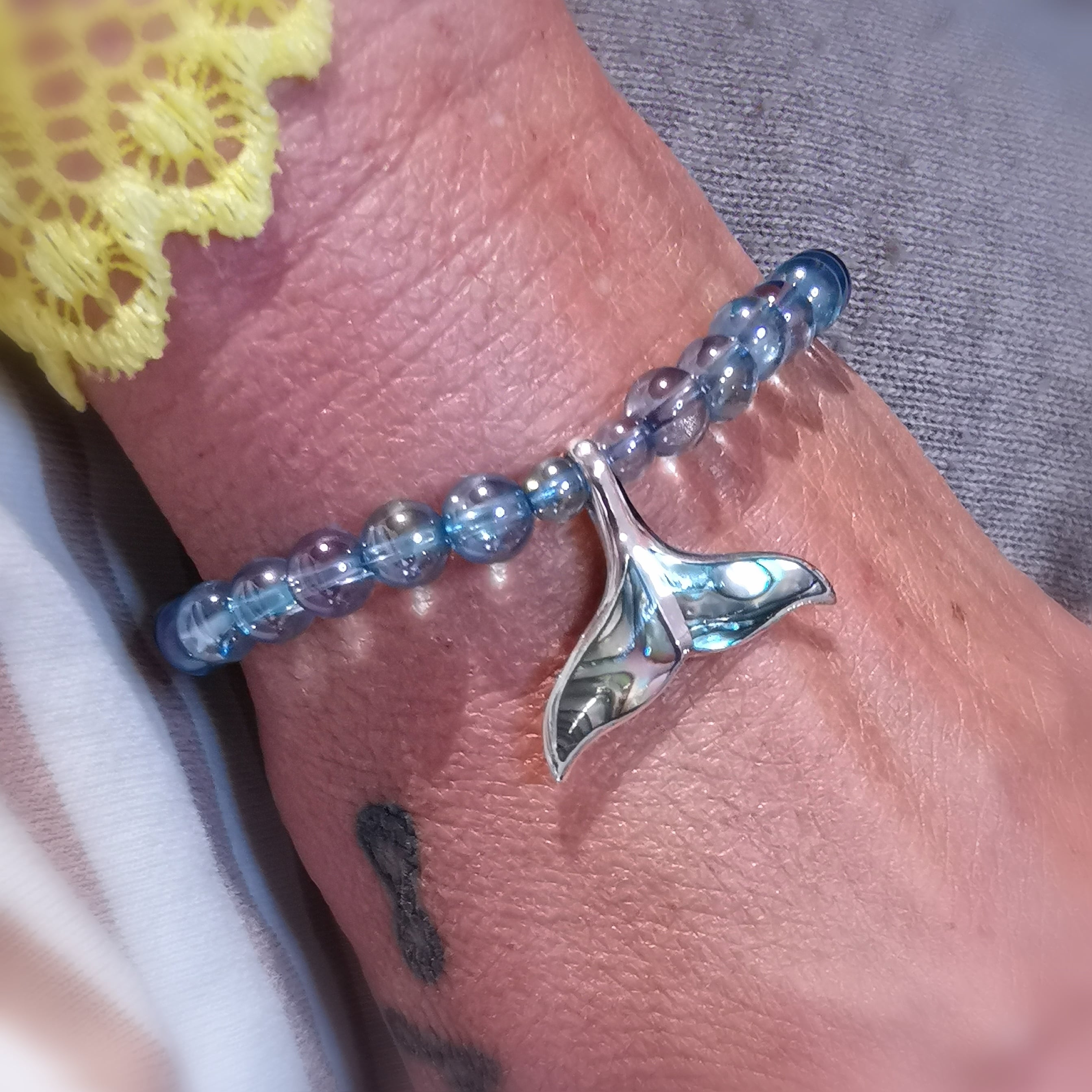 geweihtes Walflosse Krafttier Karma Armband mit Aqua Aura Edelstein AA Heilstein Qualität, Leichtigkeit und Inneres Wissen