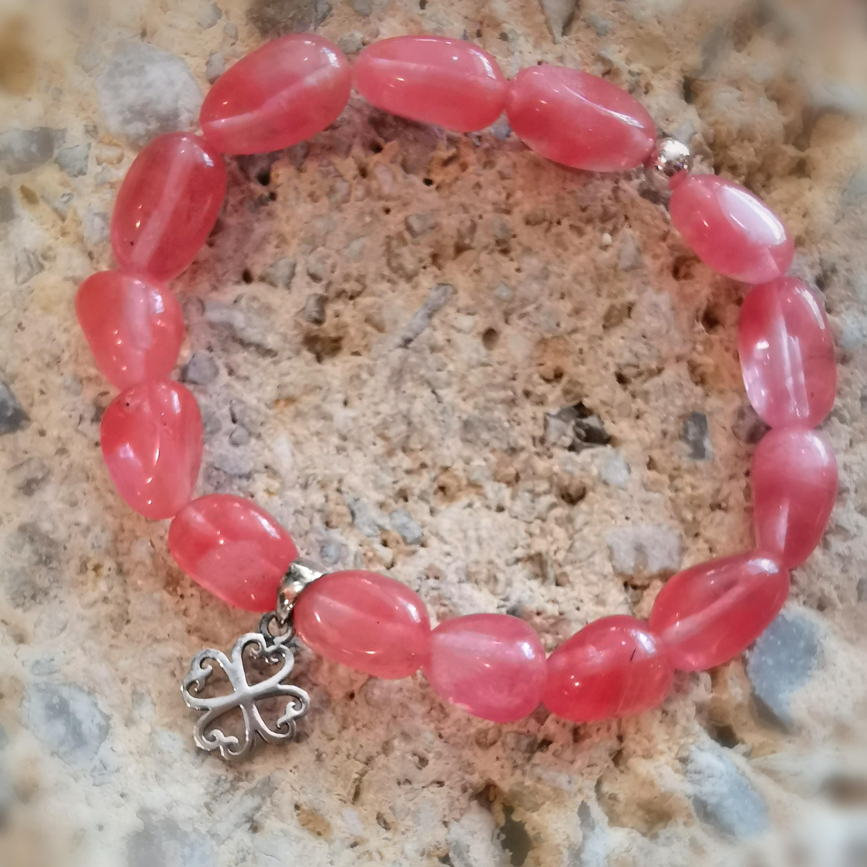 geweihtes Erdbeerquarz Kleeblatt Edelstein Heilstein Karma Armband, Schutz und Glück