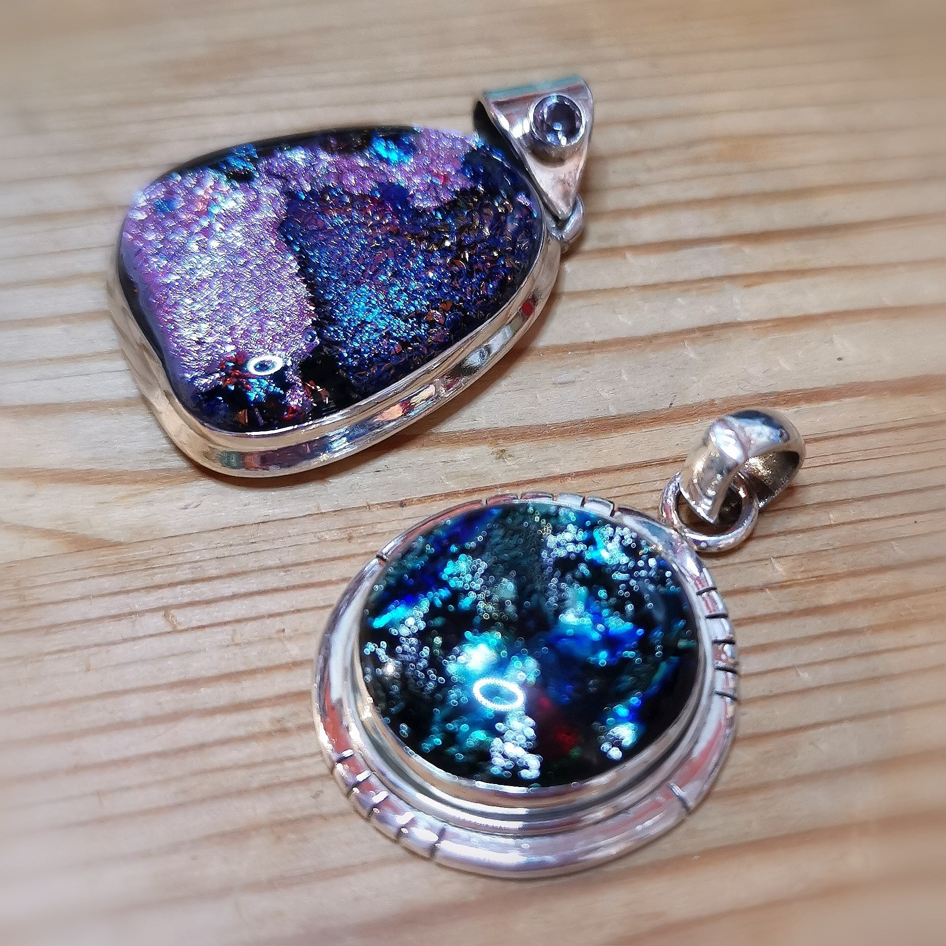 geweihter Dichroic Amethyst Heilstein Edelstein Karma Anhänger - Leichtigkeit und Lebenslust