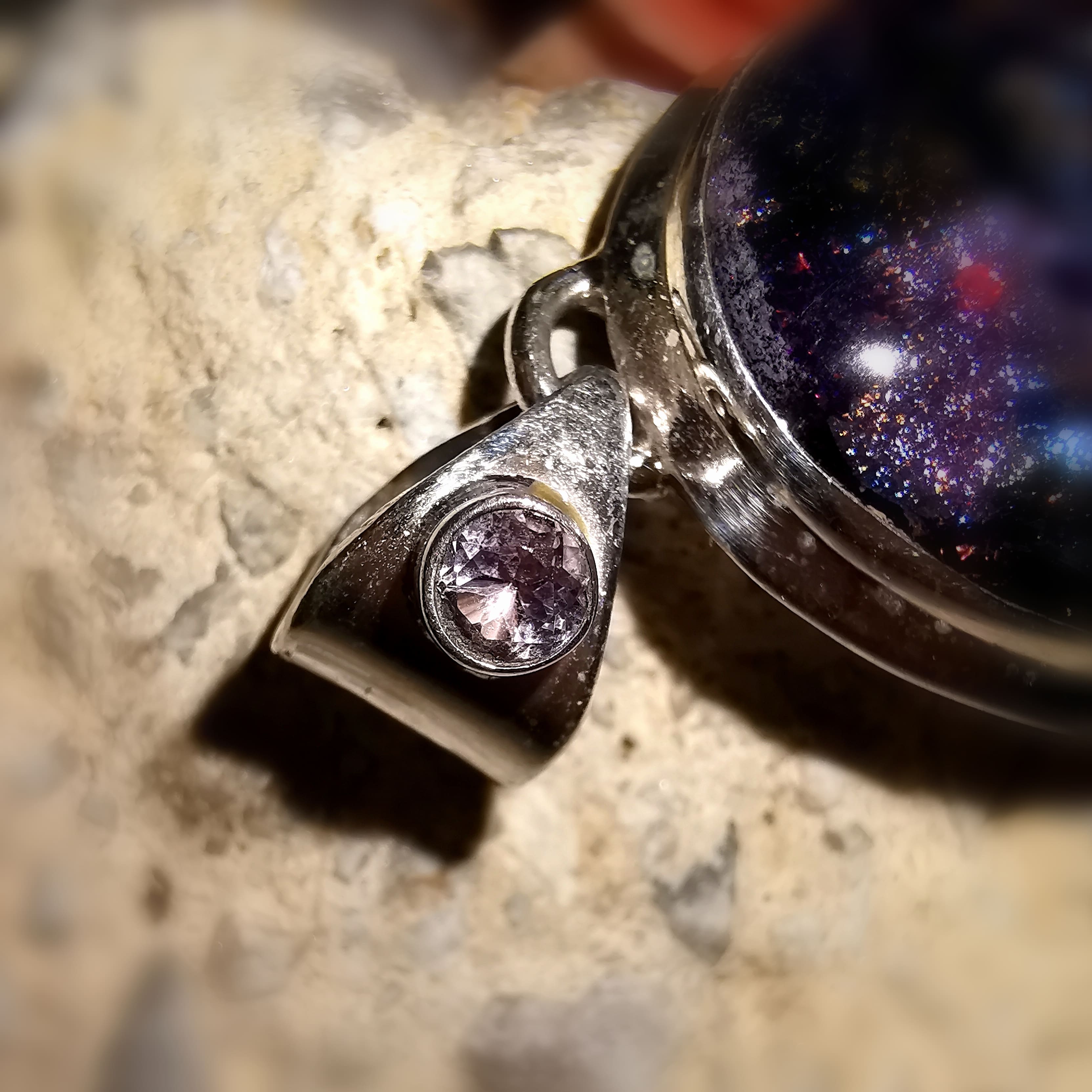 geweihter Dichroic Amethyst Heilstein Edelstein Karma Anhänger - Leichtigkeit und Lebenslust