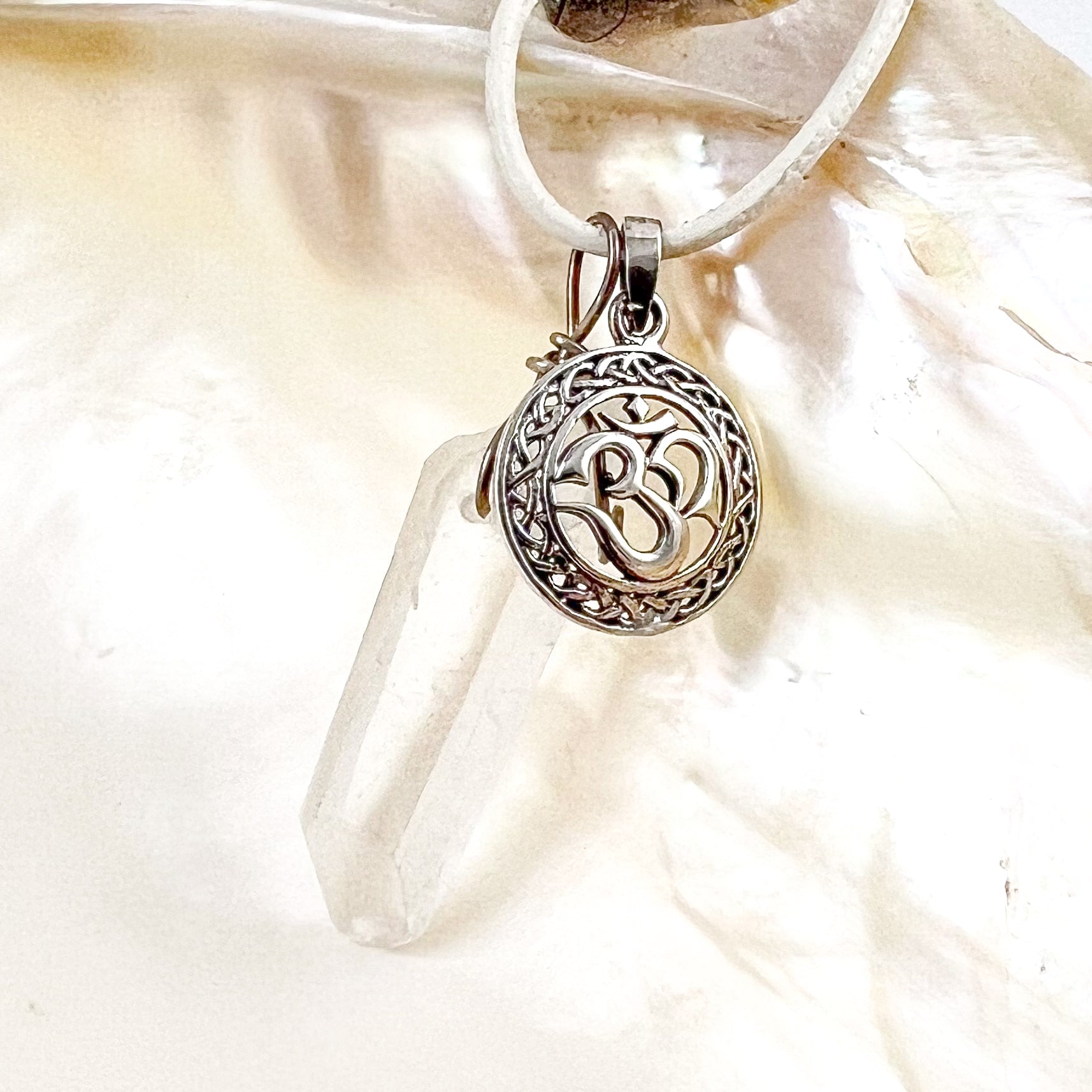 Bergkristall Spitze Edelstein Heilstein OM Symbol Karma Kette, Aura Chakra, Vertrauen und Gelassenheit