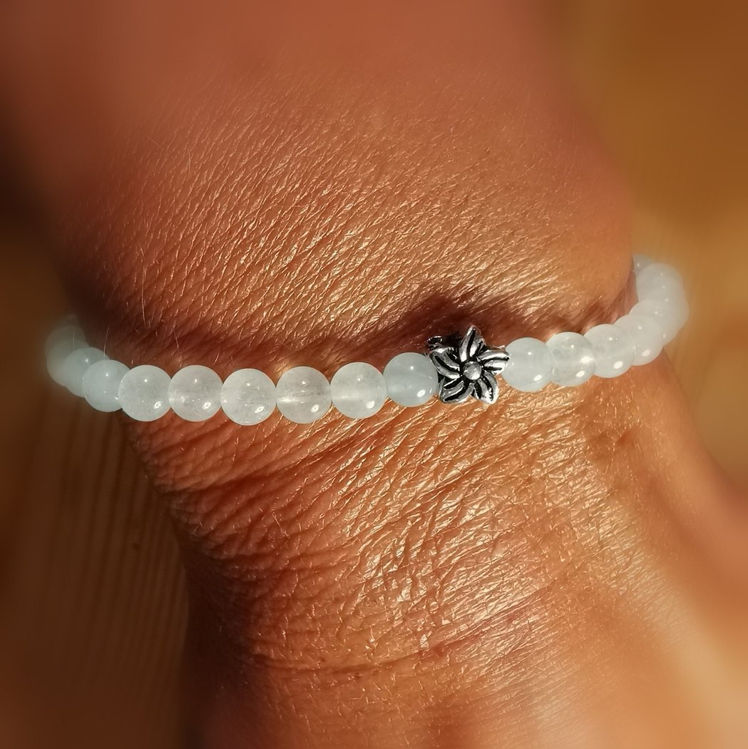 Aquamarin Karma Armband, lichtvoll weiss bläulicher Beryll Edelstein, Schönheit des Seins