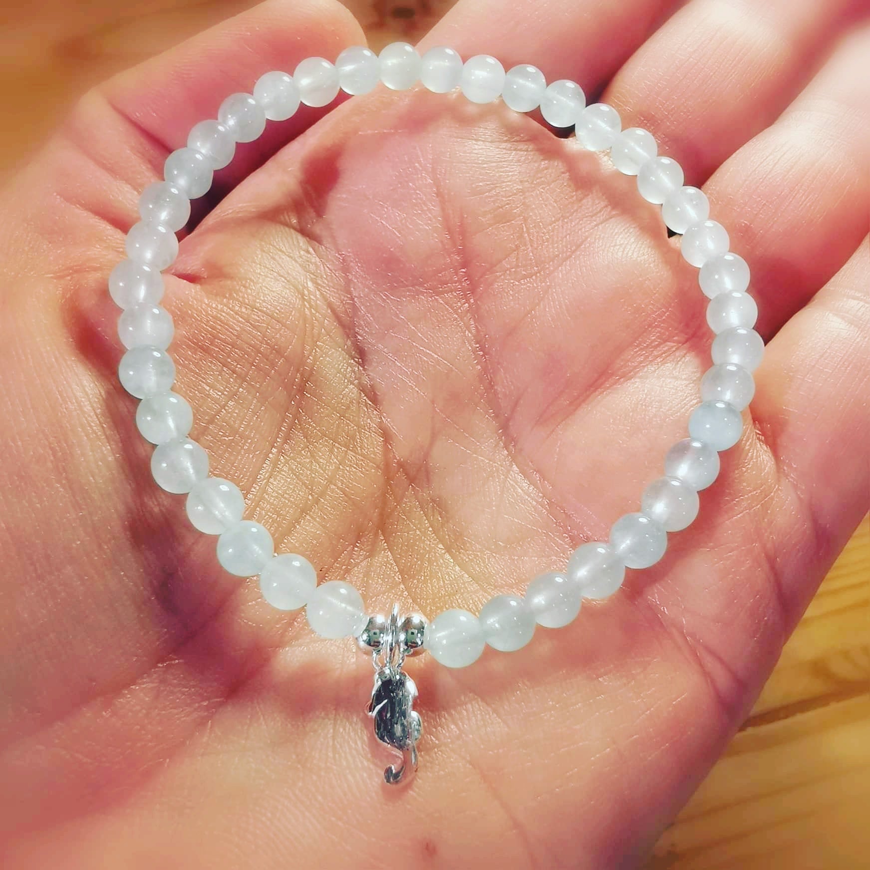 Aquamarin Seepferdchen Karma Armband, lichtvoller wasserblauer Edelstein, in Balance