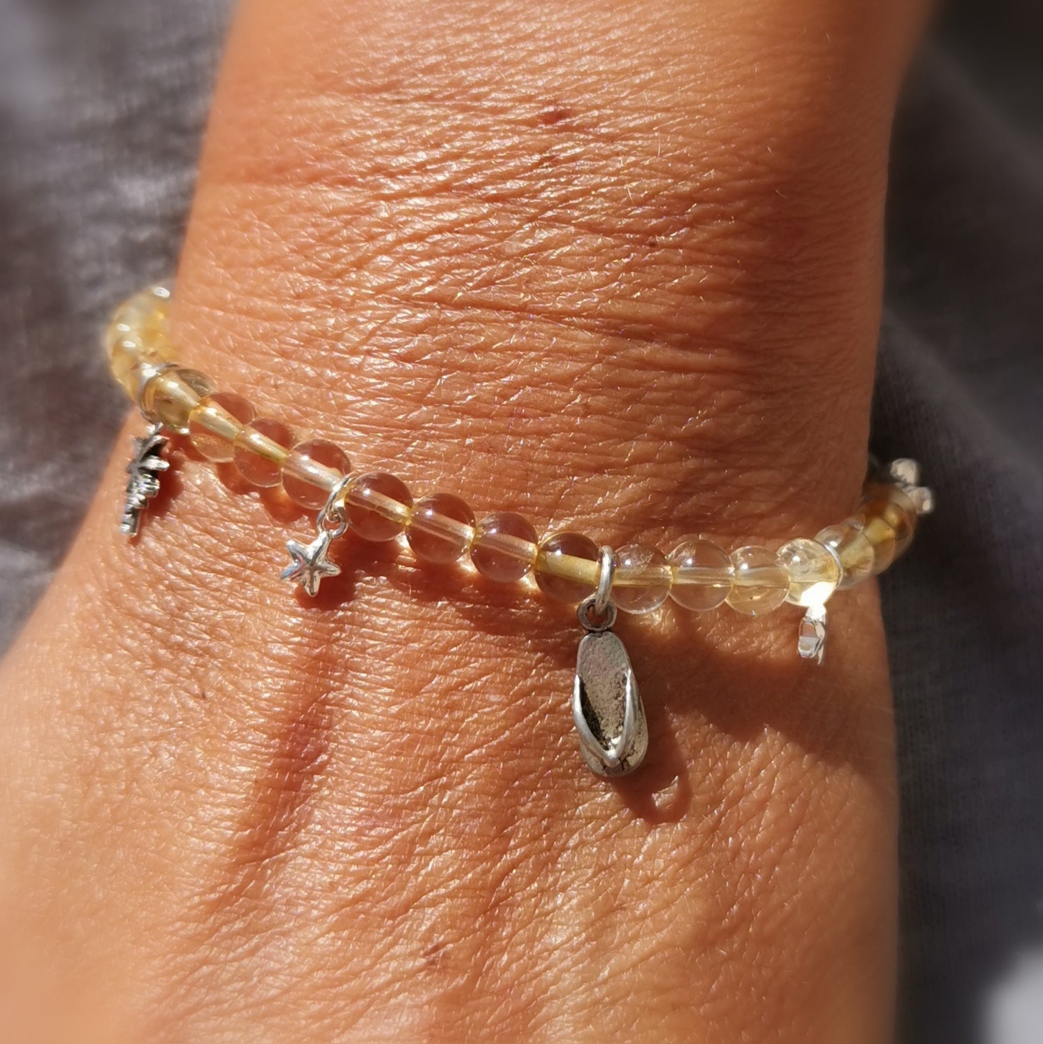 Citrin Sonnenlicht Karma Edelstein Armband mit 8 Insel Charms, Urlaubsgefühle
