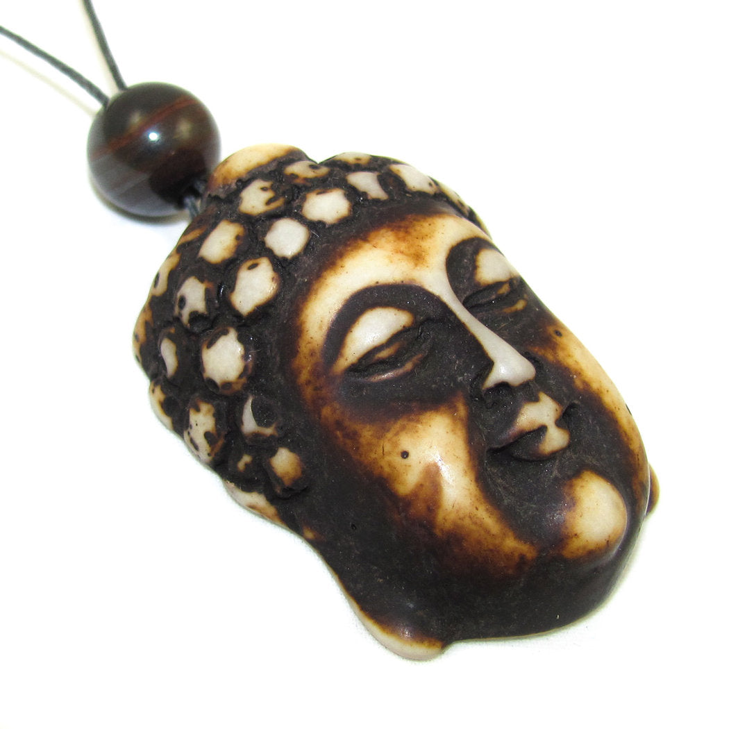 Buddhakopf Anhänger als Kette aus gebranntem Horn, mit Tigereisen