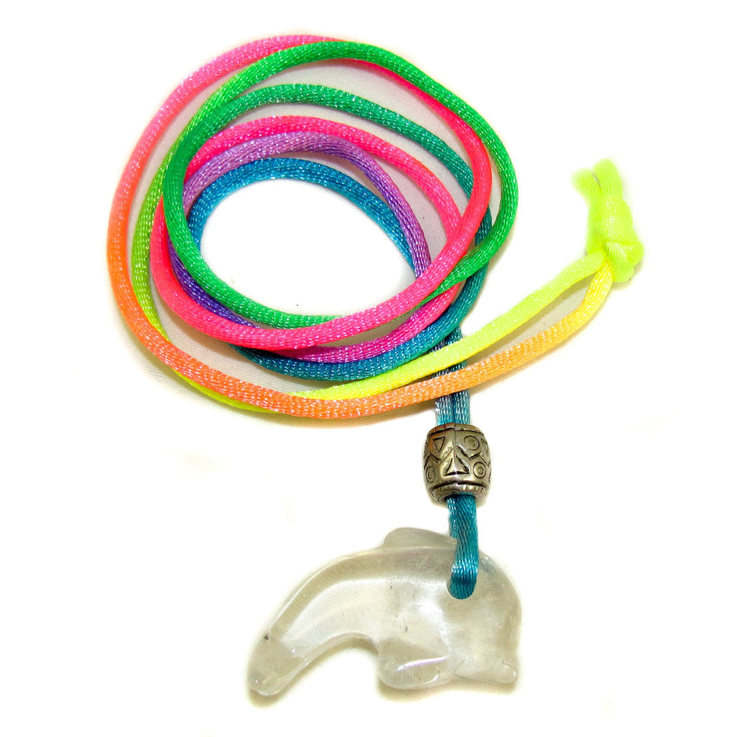 Bergkristall Delfin Edelstein Anhänger am Regenbogenband