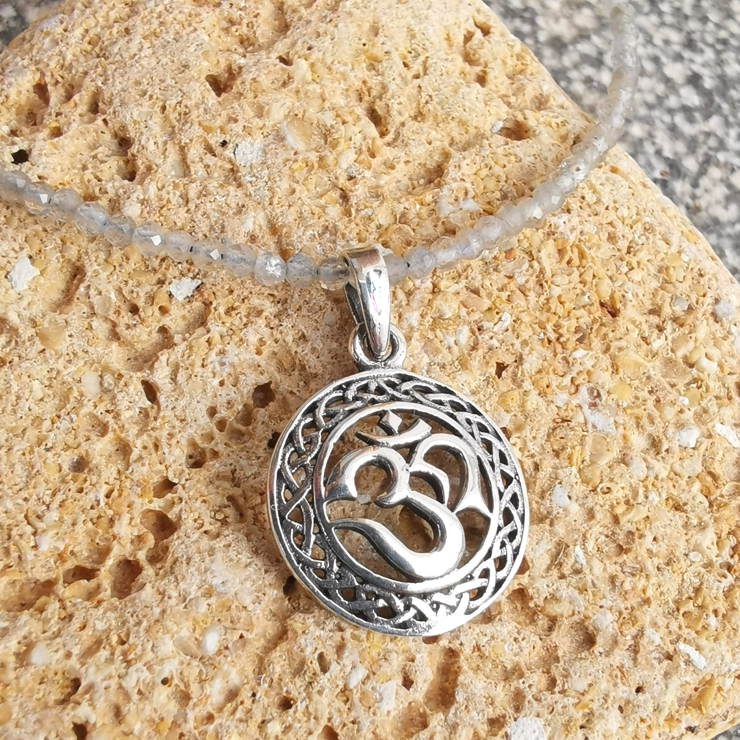 OM Symbol Talisman Labradorit Mondstein Edelstein Karma Kette, Chakra Schmuck - in Harmonie
