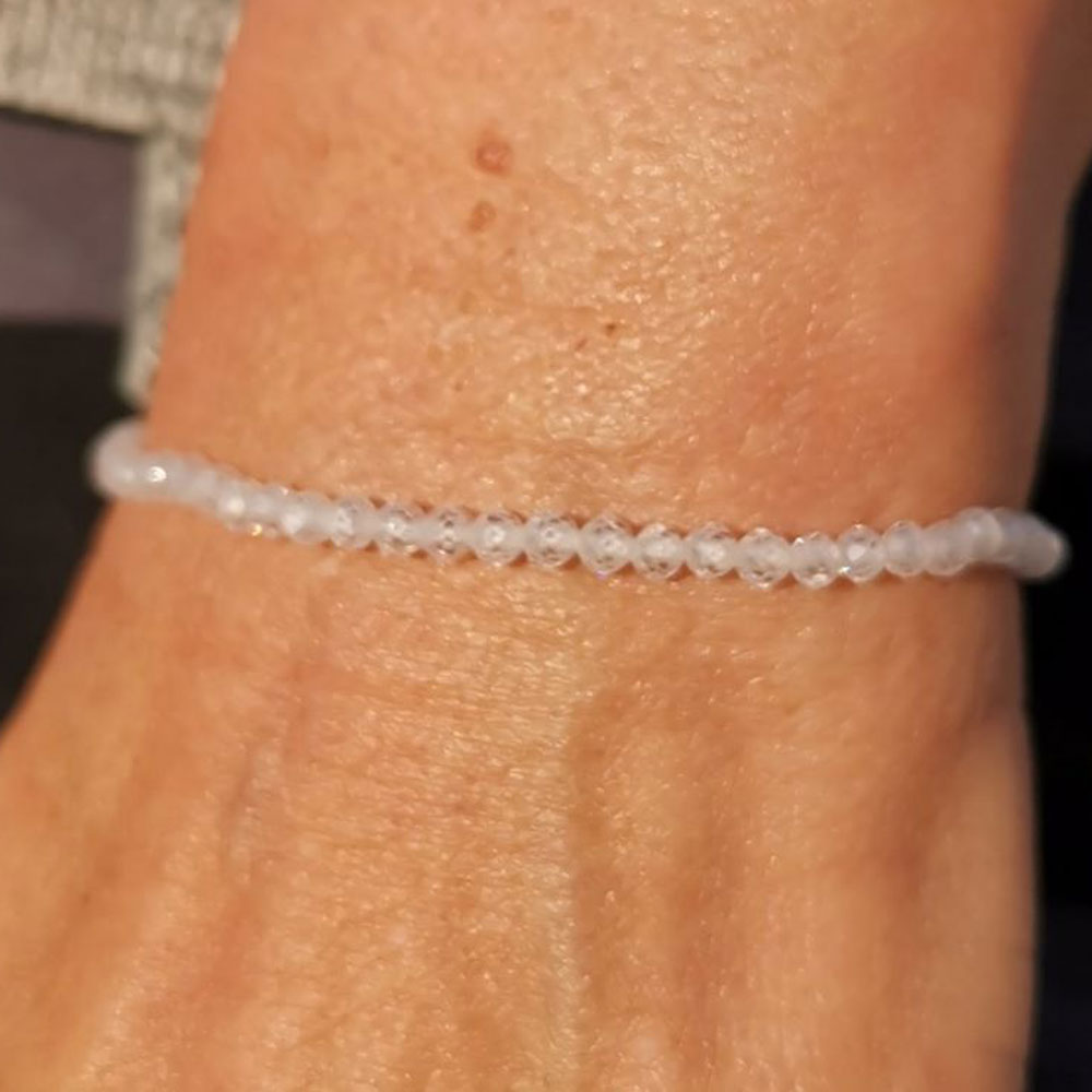 weisser Korund, edles Heilstein Armbändchen, 3 mm Edelsteine, Seelenfrieden