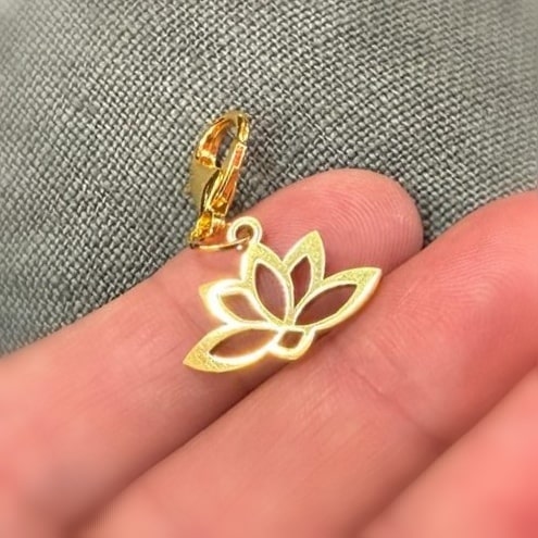 Lotus Charm Anhänger – Gold Edelstahl · geweiht für Reinheit, Neubeginn & innere Ruhe
