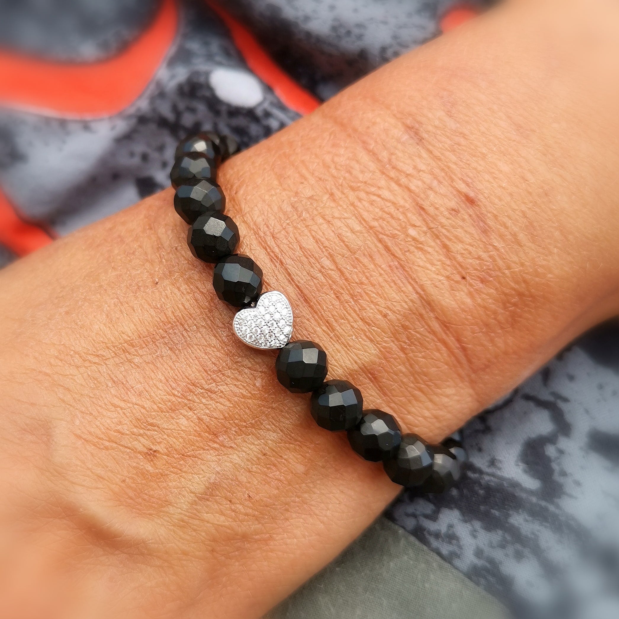 Karma Edelstein Herz Armband – Gagat & Zirkon · Kraft, Schutz & Liebe