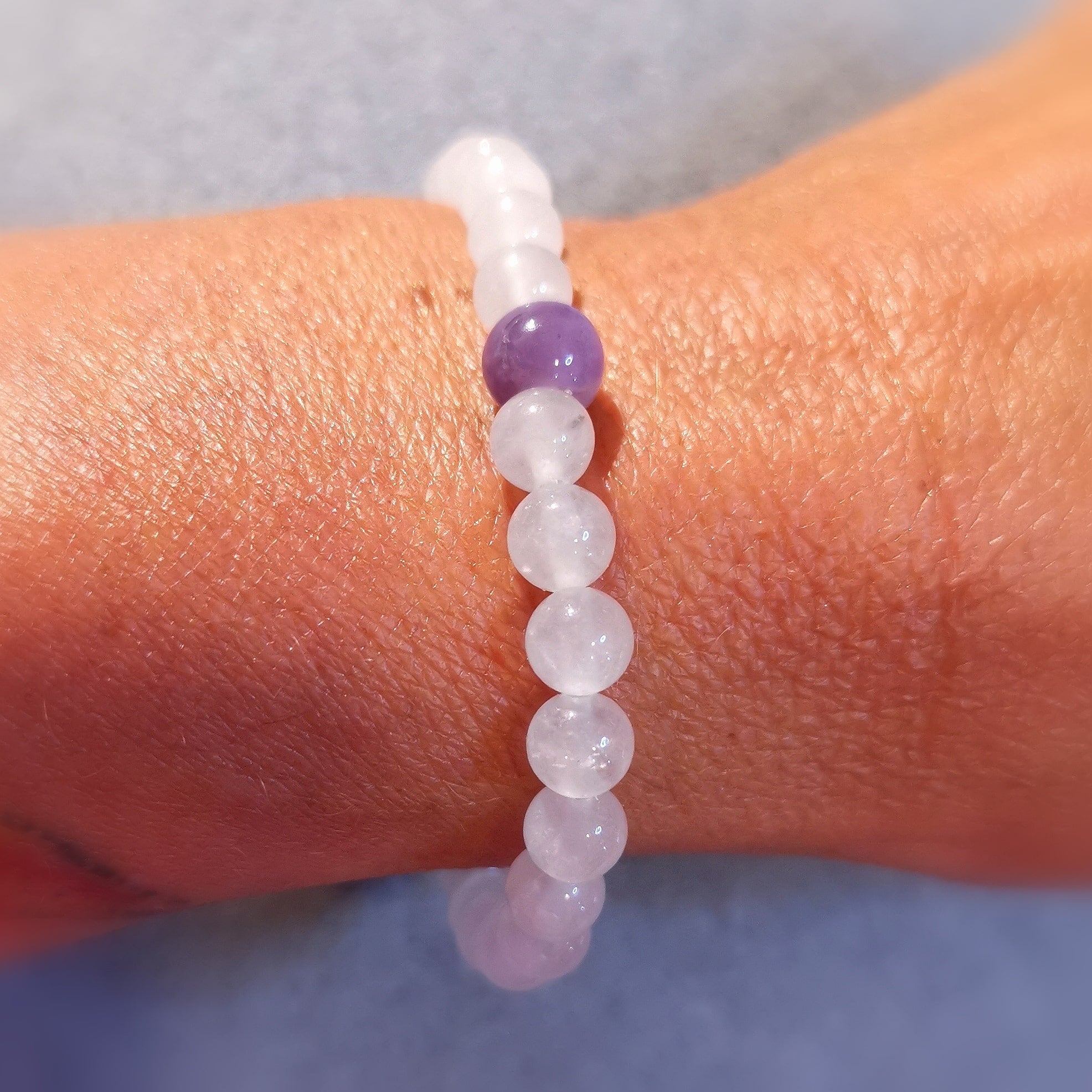 weisse Jade mit Amethyst Edelstein Heilstein Karma Chakra Kronenchakra Armband geweiht - innere Ruhe