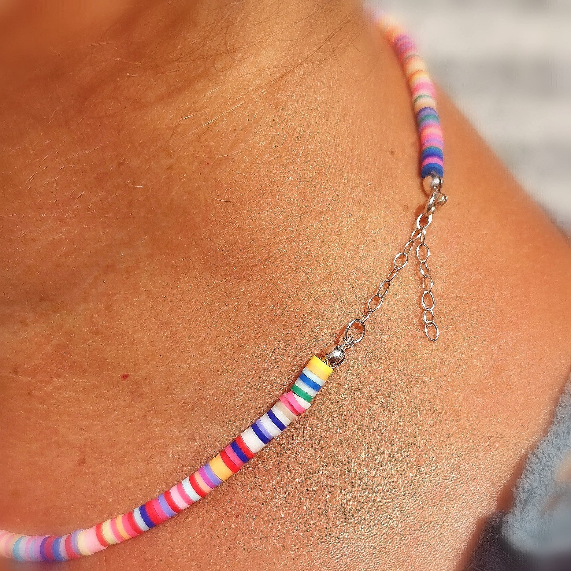 regenbogen bunt: Clay Gummi Silikon Disc Kette / Halskette in Chakra Farben, geweiht, Lebensfreude