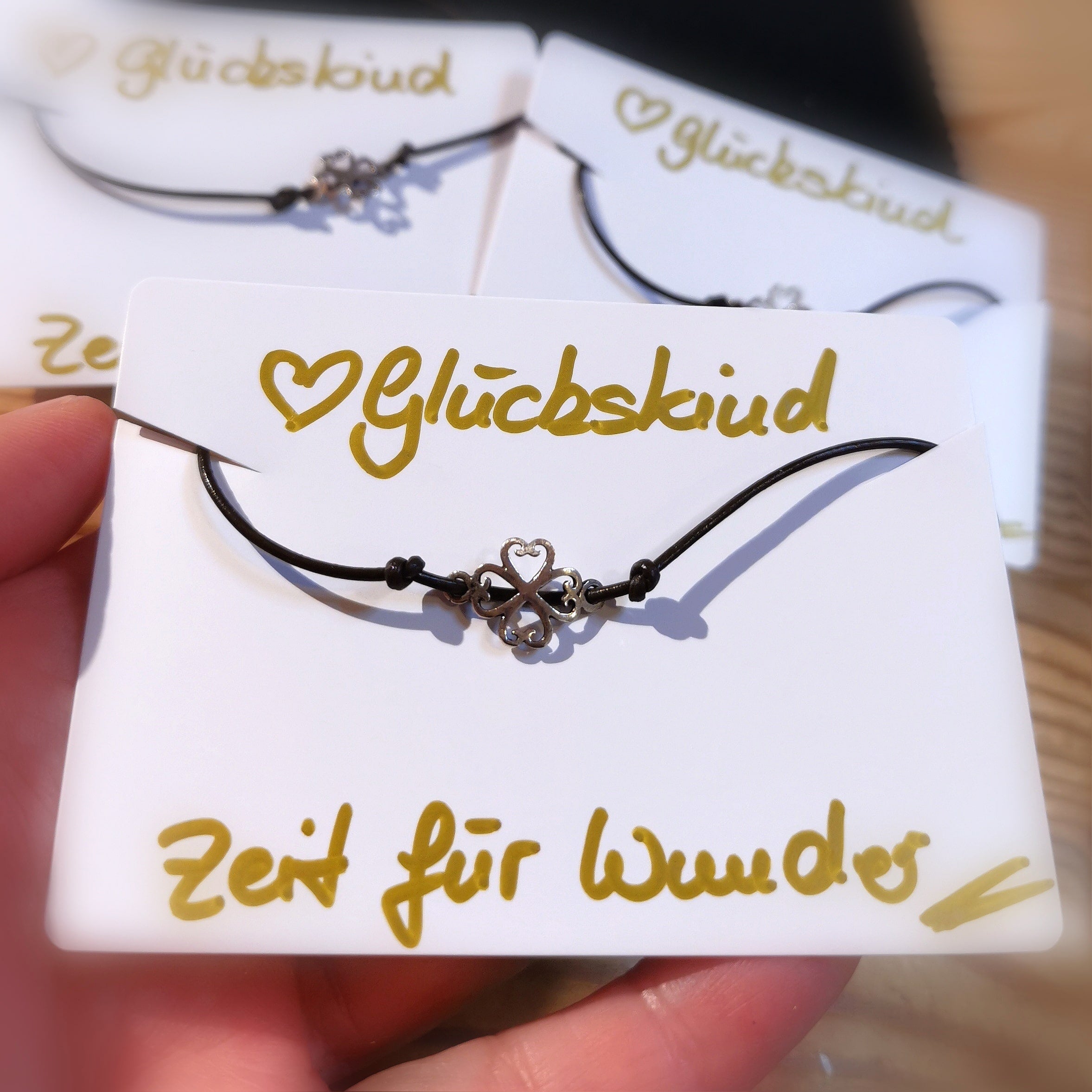 Glückskind Kleeblatt Glückskleeblatt Karma Armband, Leder Sterlingsilber, geweiht mit Licht und Liebe