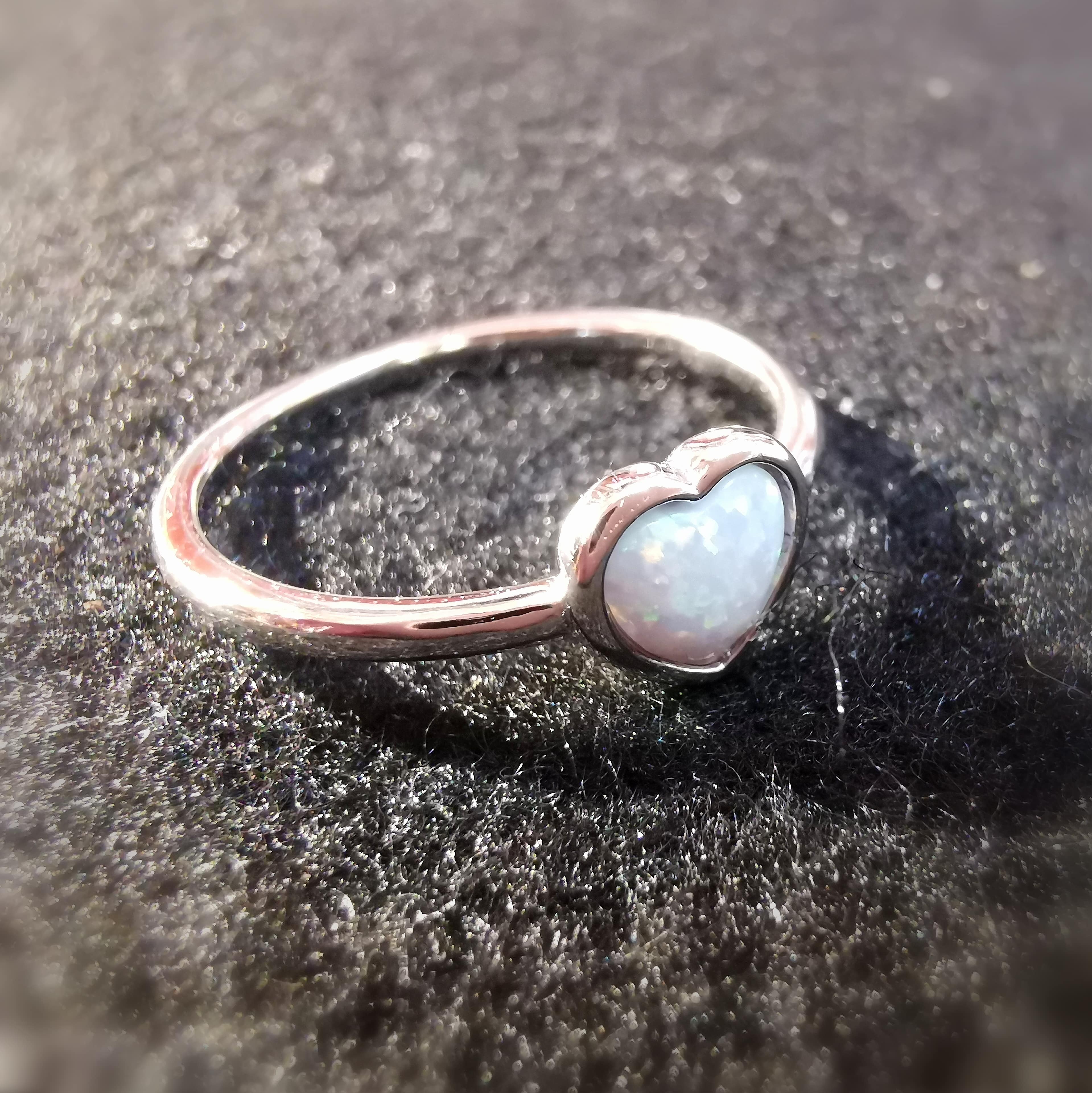 Herz Opal Edelstein Heilstein Ring Sterlingsilber fein und klassisch Größe 57, weiß - Seelentrost