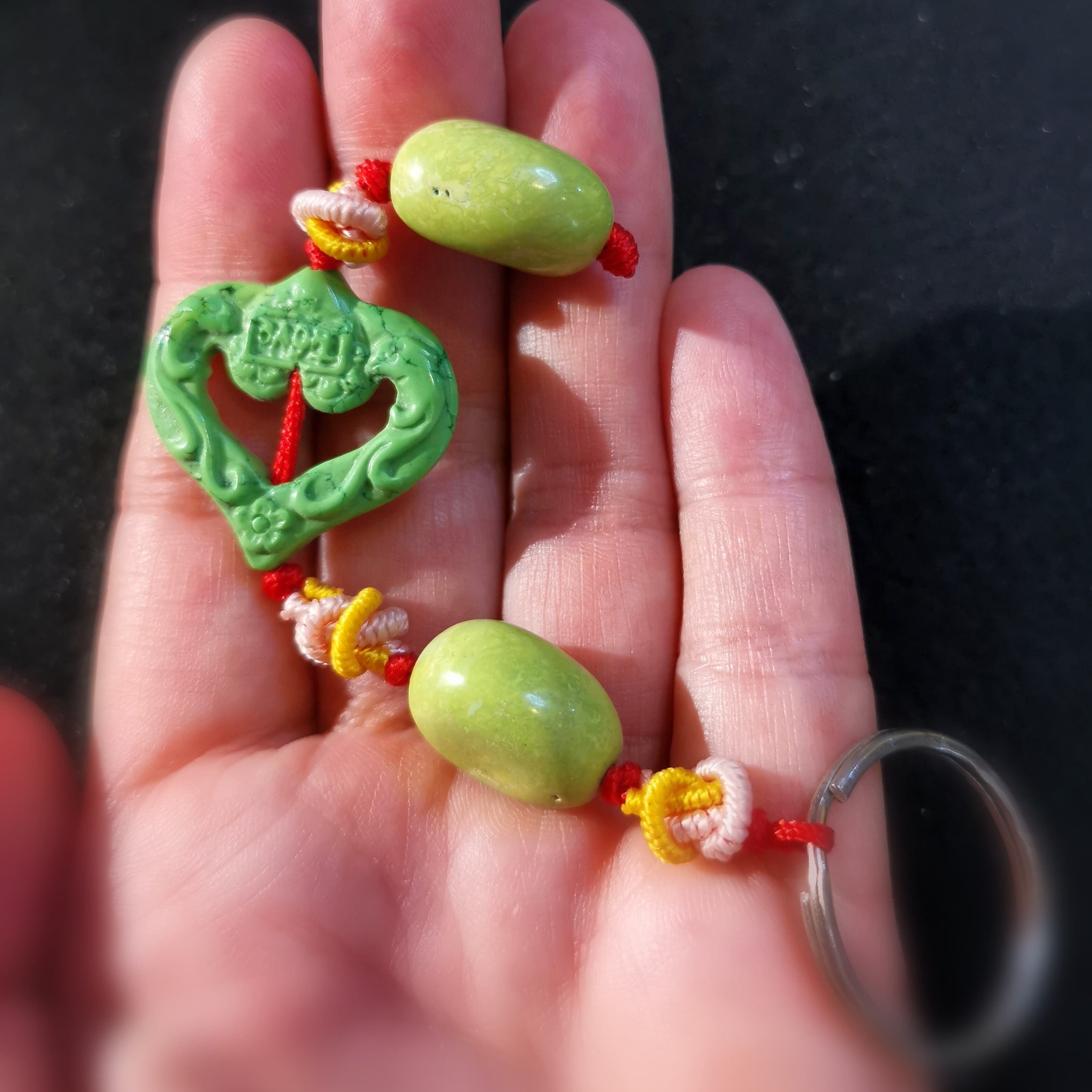 Lucky in Love Charm, Boho Deko Anhänger für Handtaschen und Schlüssel, Echt Stein Magnesit, grün bunt