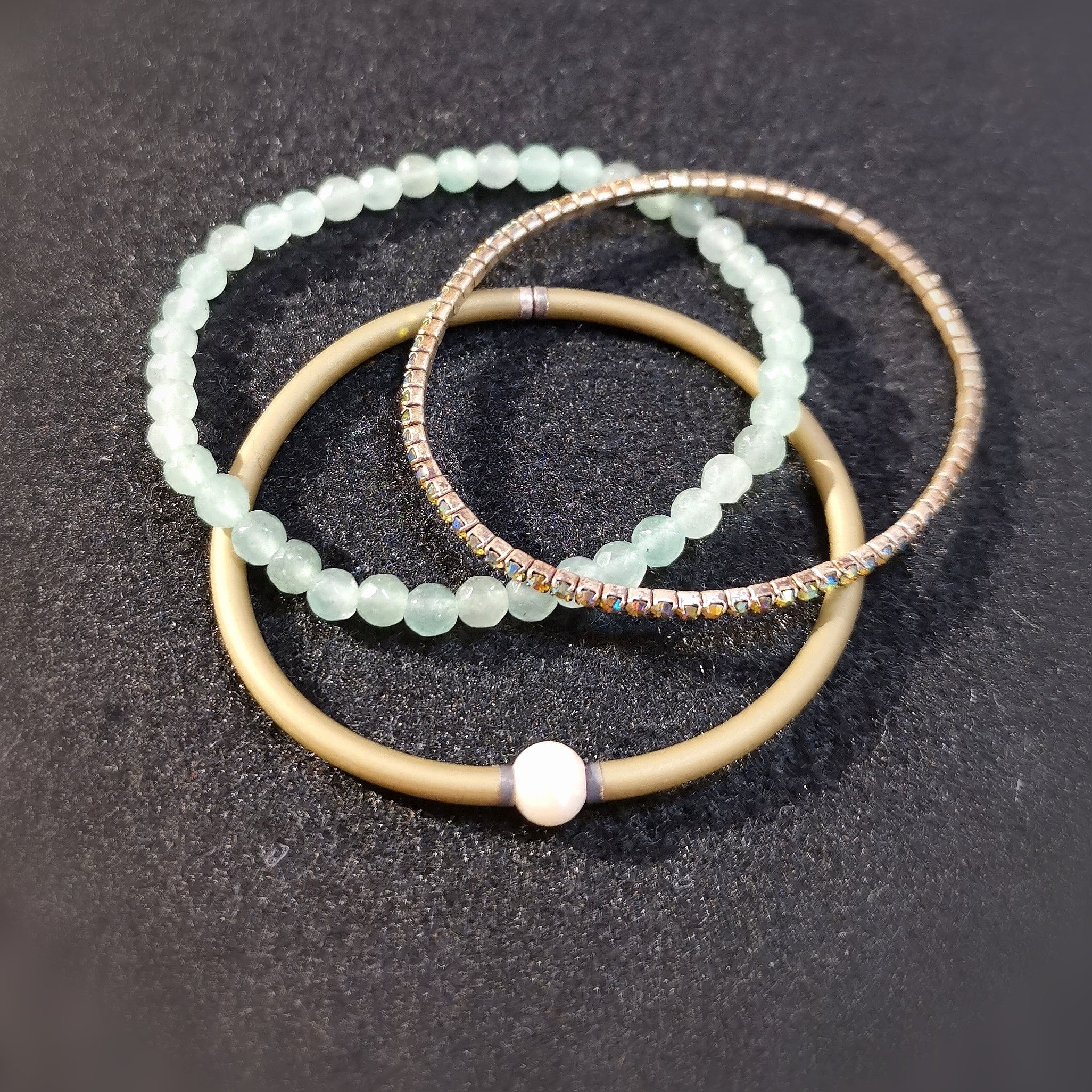 3er Armbändchen Boho Karma Set: Aventurin Edelstein Karma Armband, mit Heilsteinen Kautschuk Perle Kristallen, geweiht, Herzchakra Freude