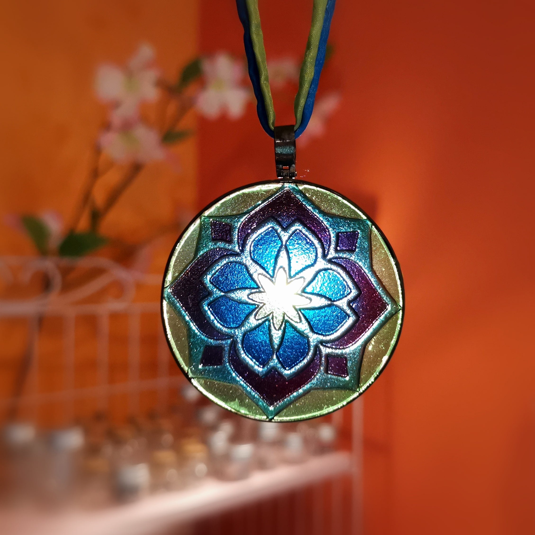 Mandala Amulett Grün Blau, Lebensblume Karma Kette, Boho Schmuck geweiht, Chakra Energie, Liebe und Vertrauen