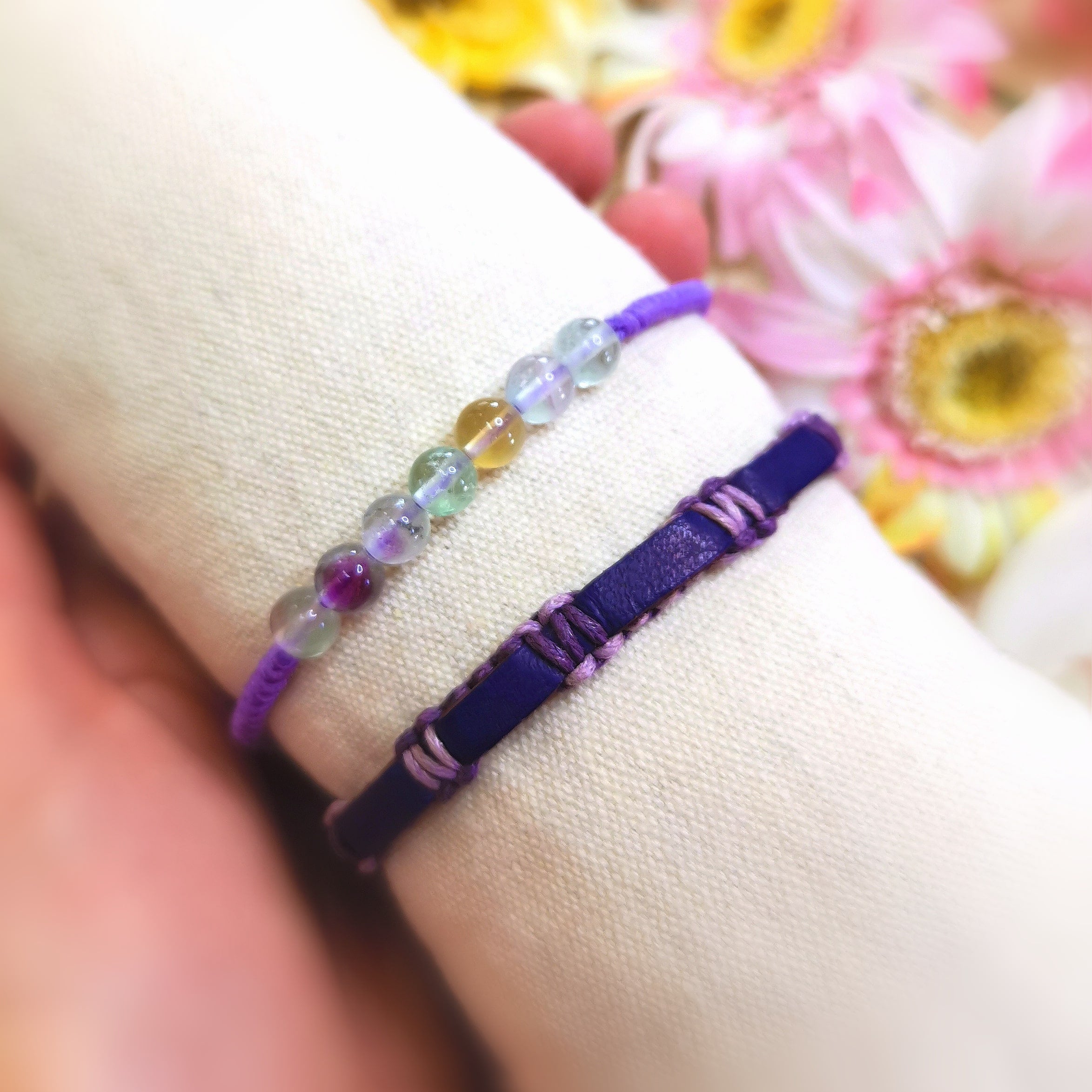 Fluorit Edelstein und lila Leder Makramee, 2er Armband Geschenkset, innige Liebe und Freundschaft