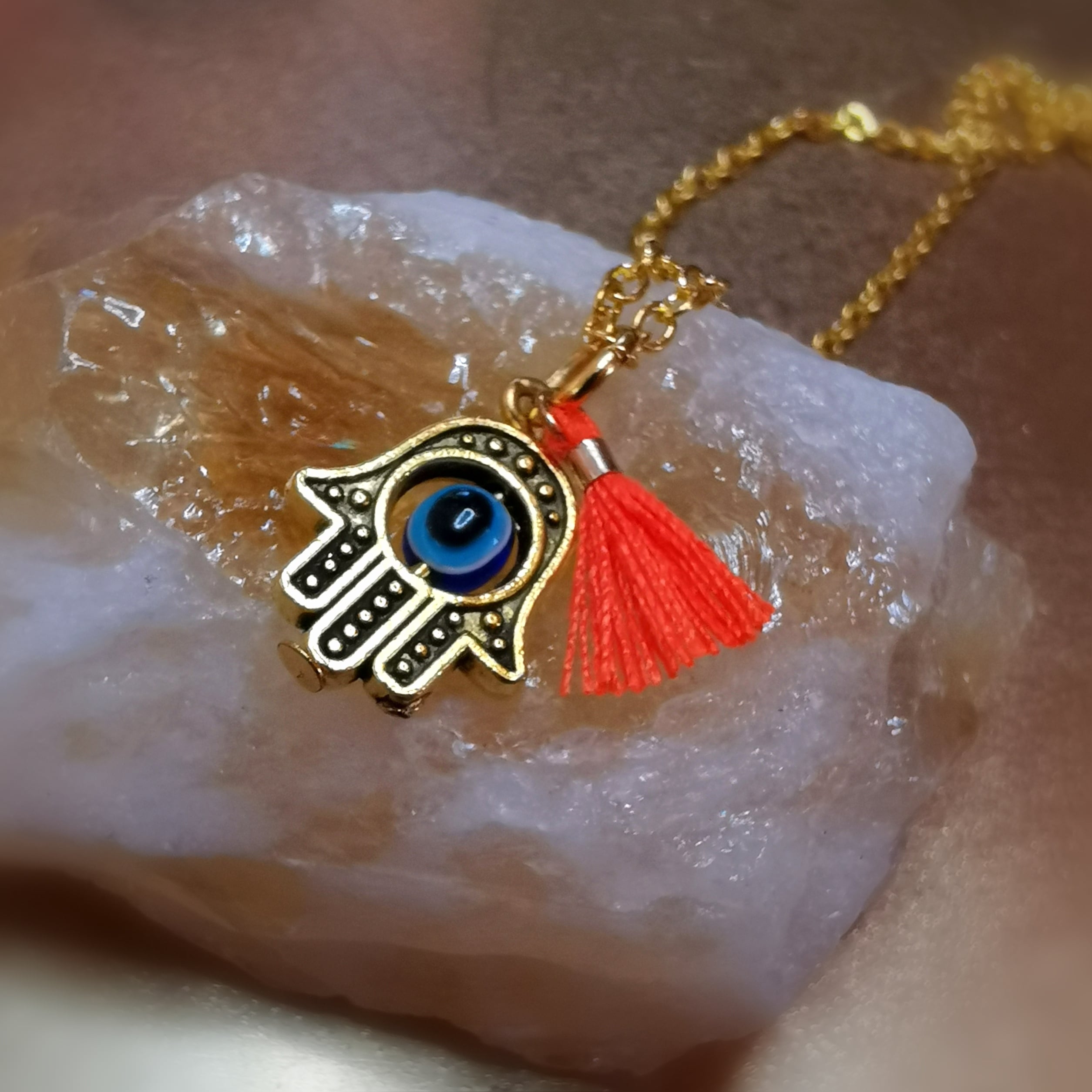 schützende Fatimas Hand Boho Karma Kette Gold, Schutzamulett mit Quaste Troddel Neon Orange