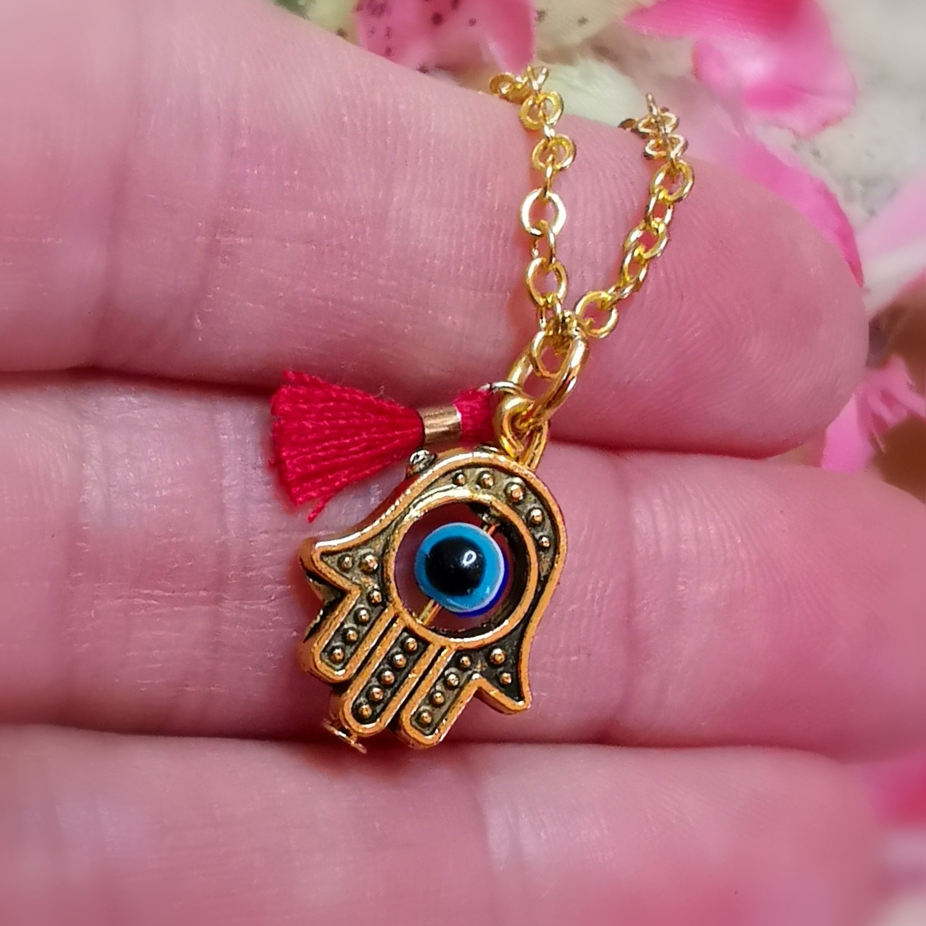 schützende Fatimas Hand Boho Karma Kette Gold, Schutzamulett mit Quaste Troddel in Rot