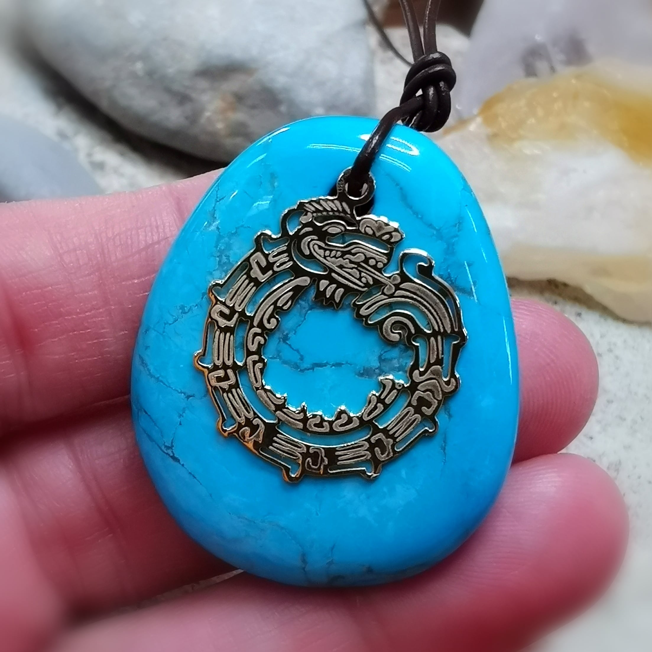 Türkis Howlith Drachen Krafttier Amulett Gold Karma Edelstein Heilstein Kette Leder - Mut und Kraft