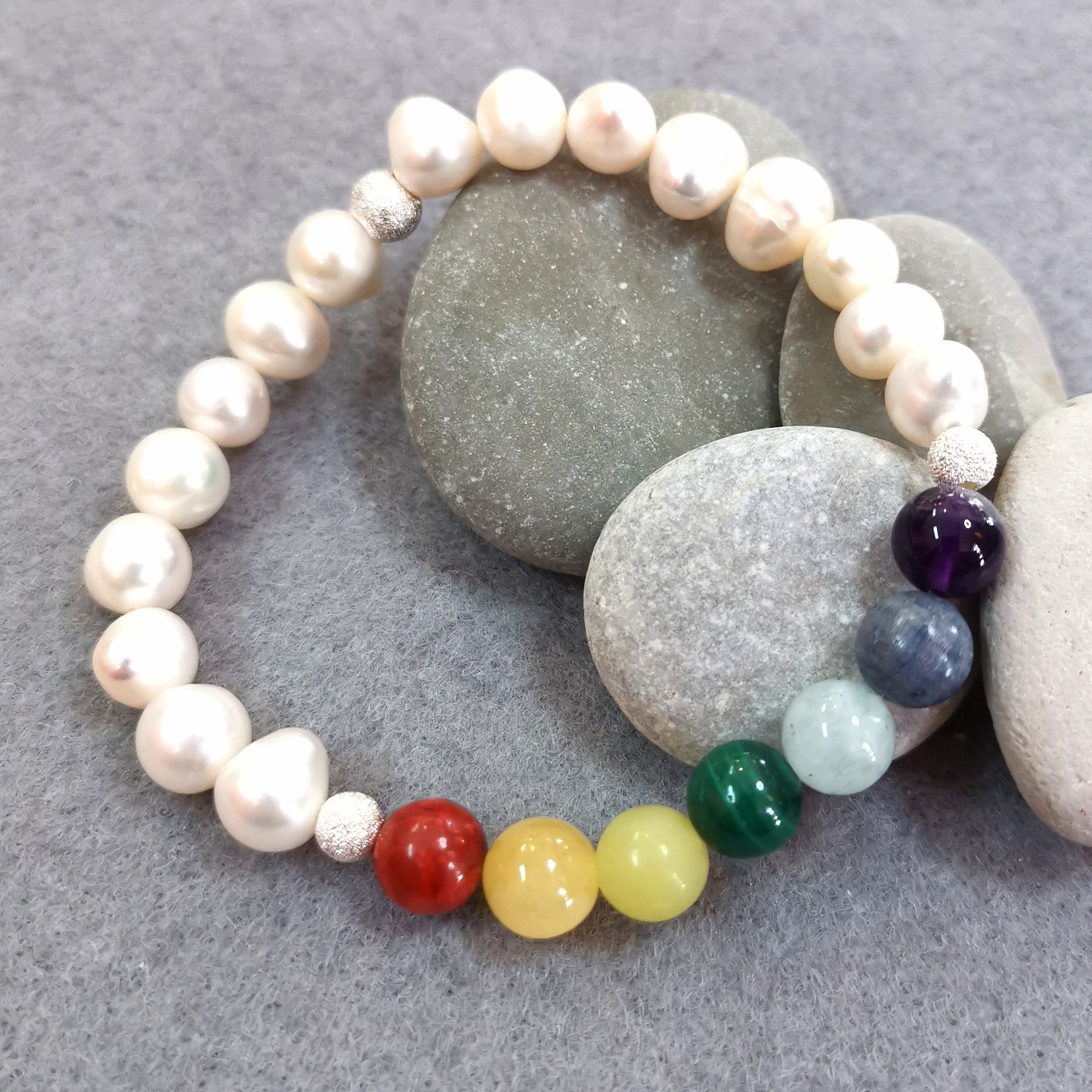 Chakra Heilstein Armband mit Süsswasser Perlen Edelsteine weiß bunt - in Harmonie