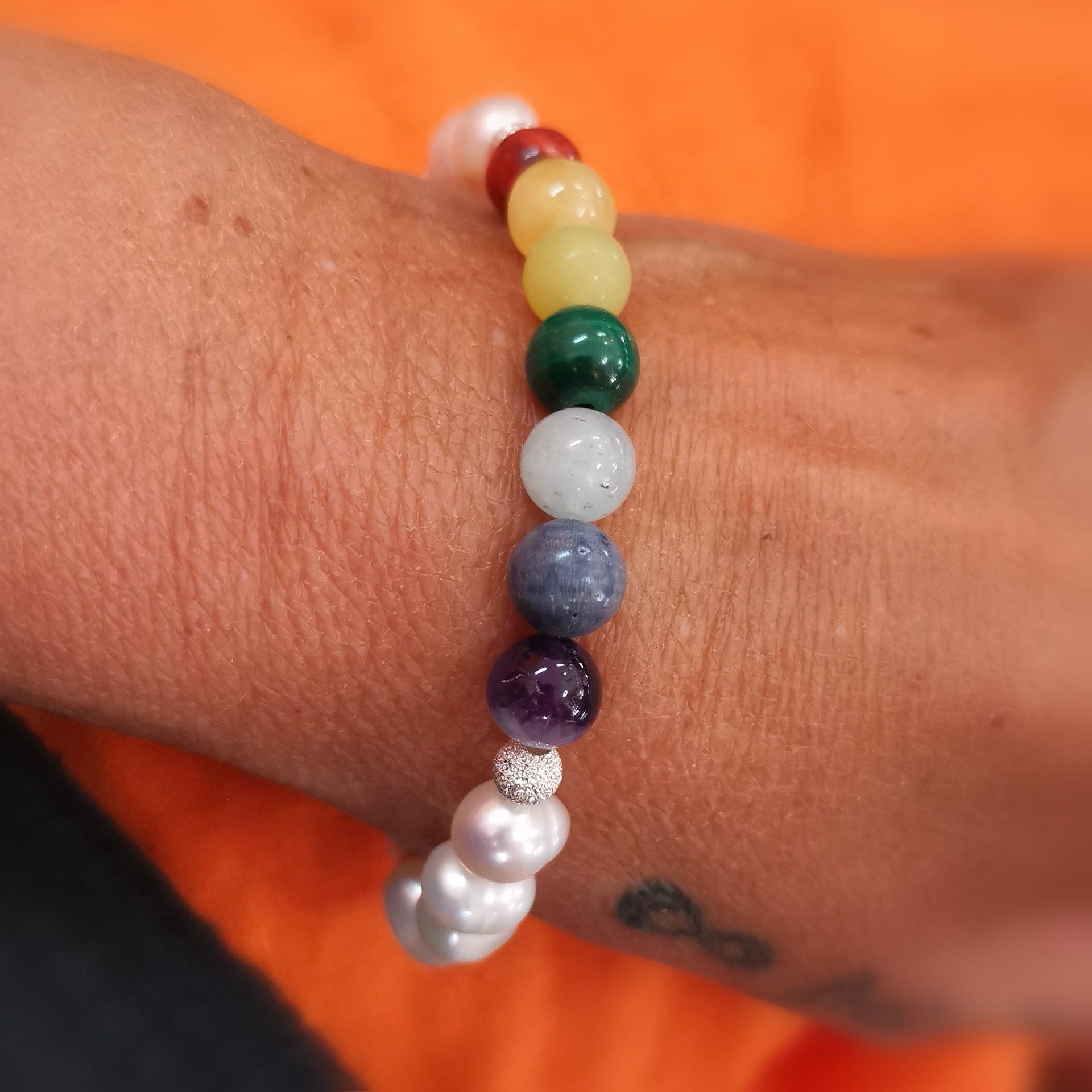 Chakra Heilstein Armband mit Süsswasser Perlen Edelsteine weiß bunt - in Harmonie
