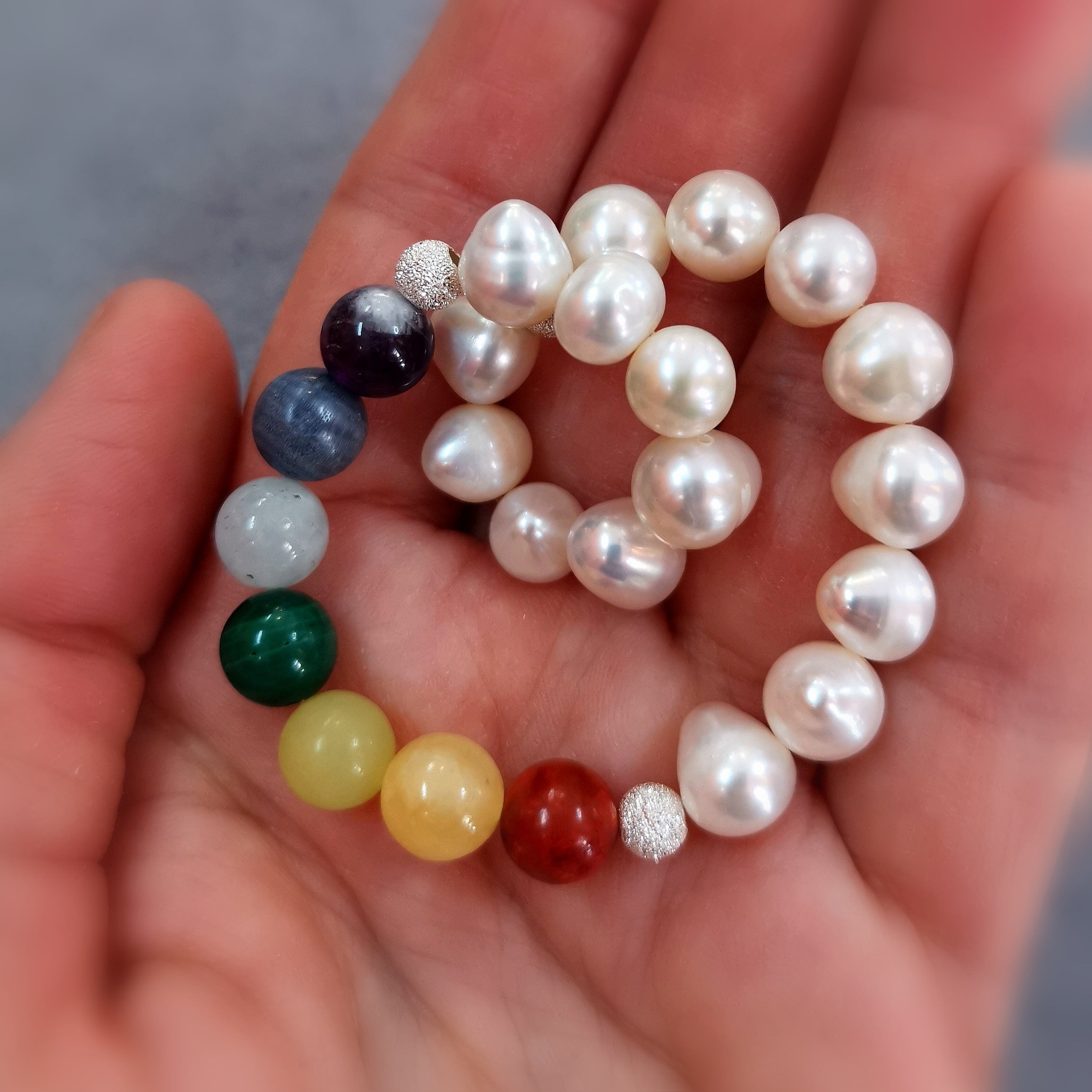 Chakra Heilstein Armband mit Süsswasser Perlen Edelsteine weiß bunt - in Harmonie