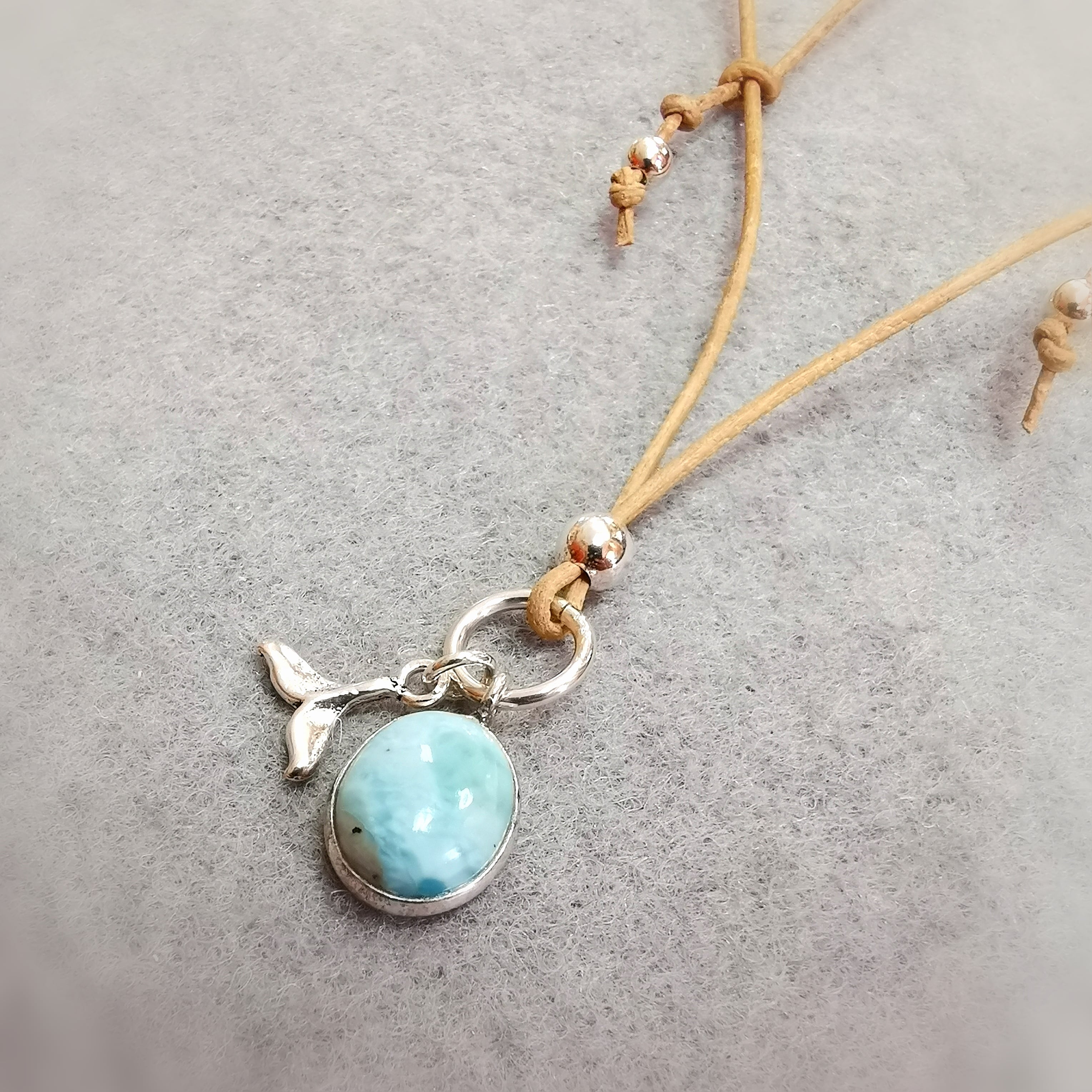 Larimar Karibik Wasser Stein Edelstein Walflosse Krafttier Karma Leder Kette, geweiht - leicht und vertrauensvoll