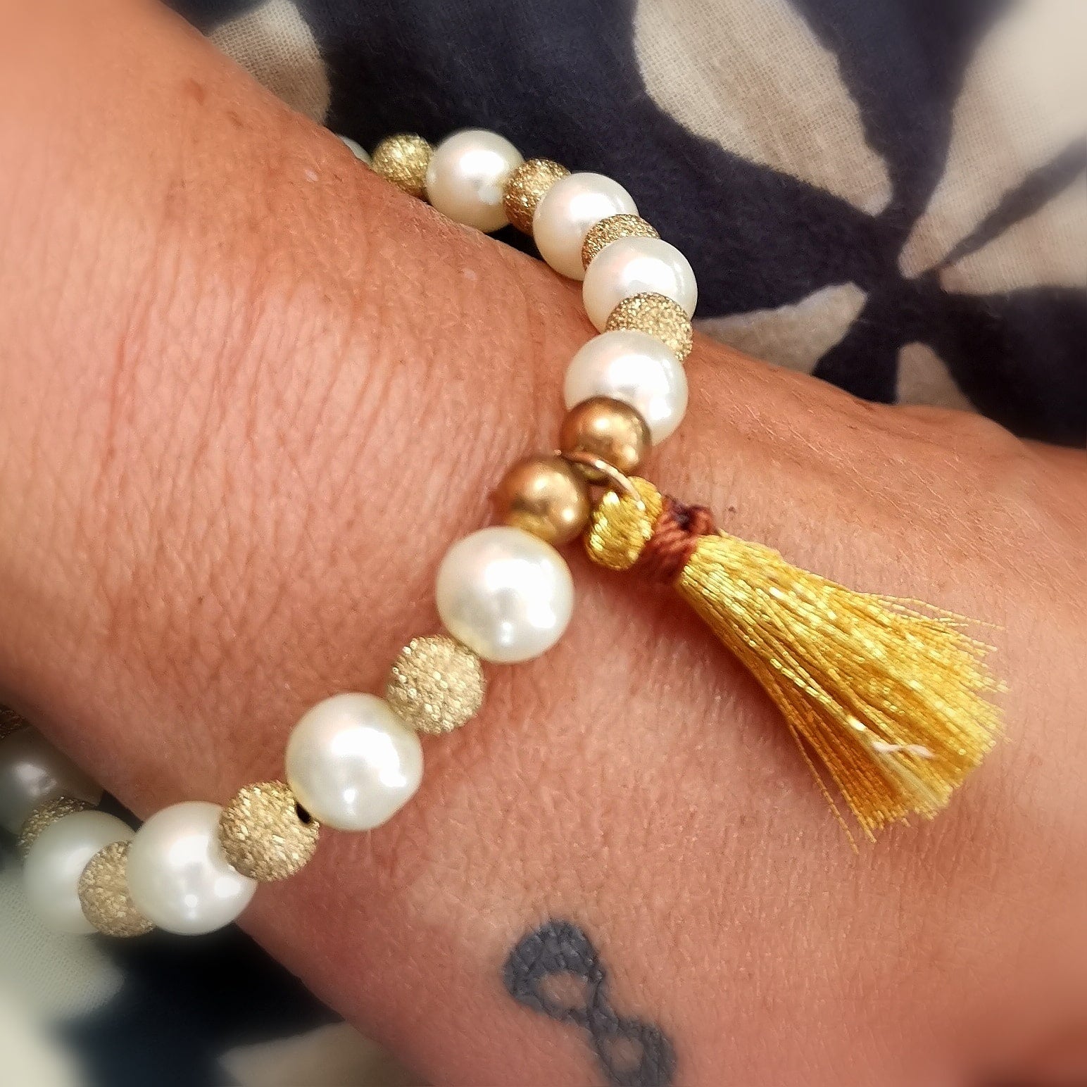 Mallorca Perlen Gold Quaste Boho Karma Armband, Leichtigkeit und Sommerfreude