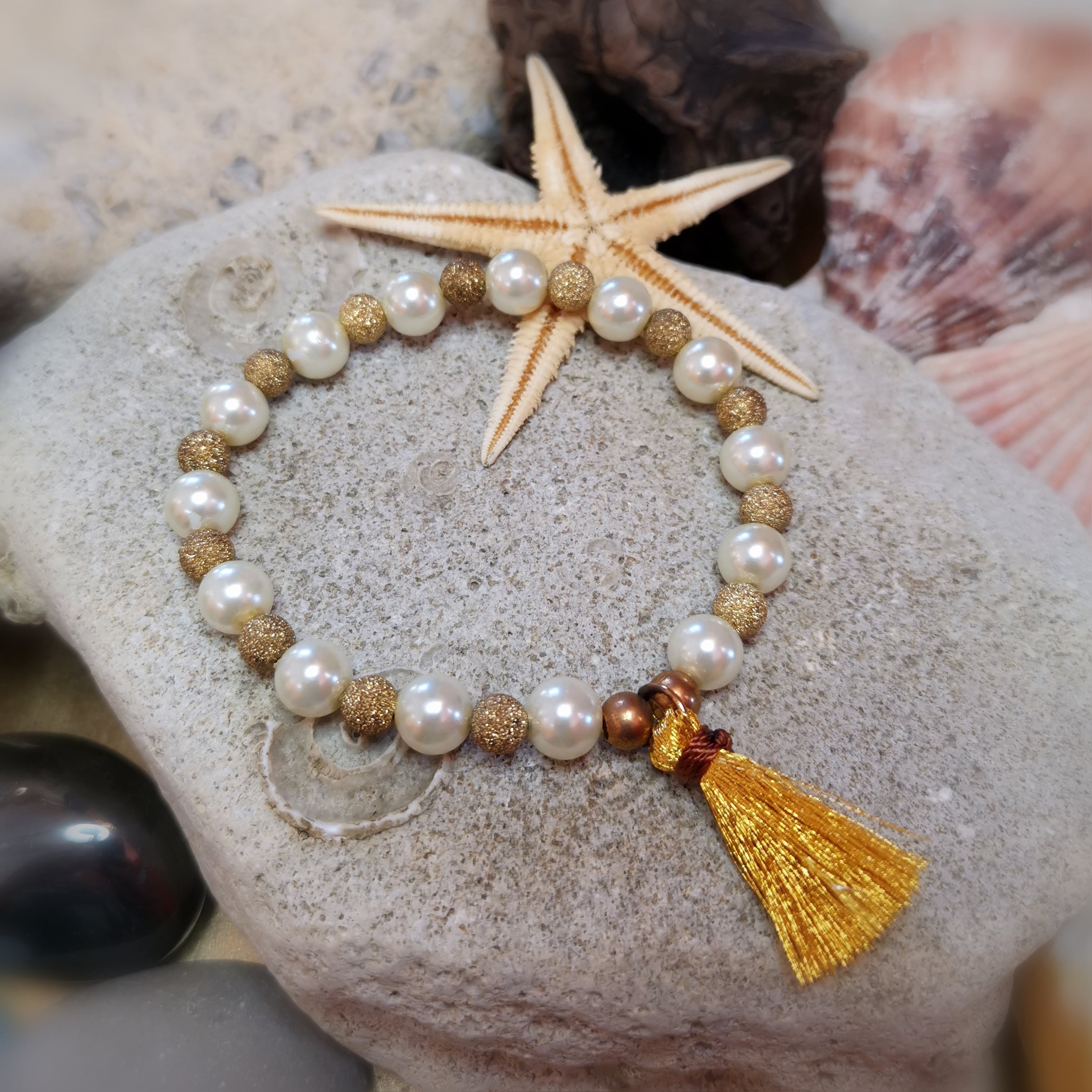 Mallorca Perlen Gold Quaste Boho Karma Armband, Leichtigkeit und Sommerfreude