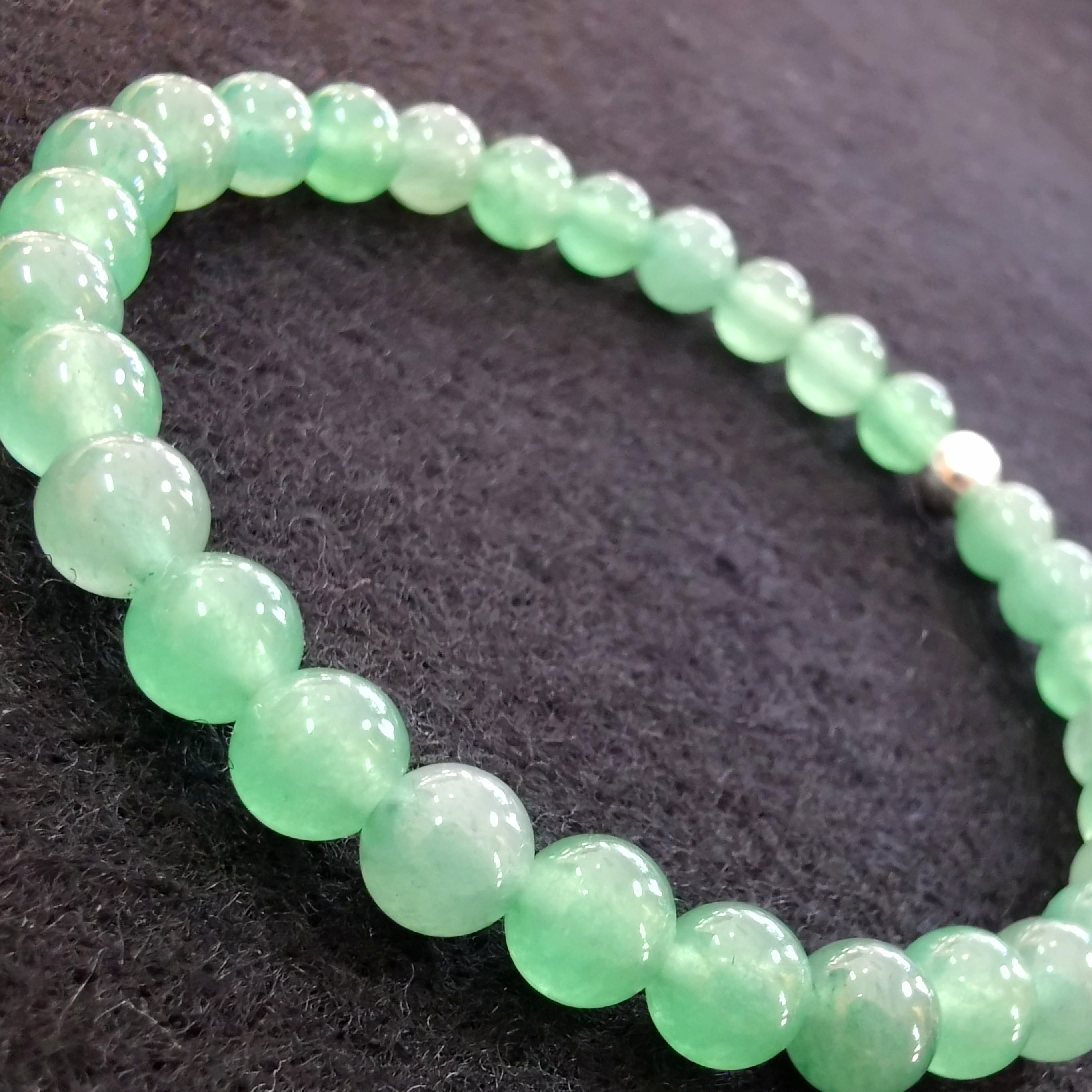 Pulsera de jade piedras preciosas indias, verde suave, bienestar del chakra del aura, armonía