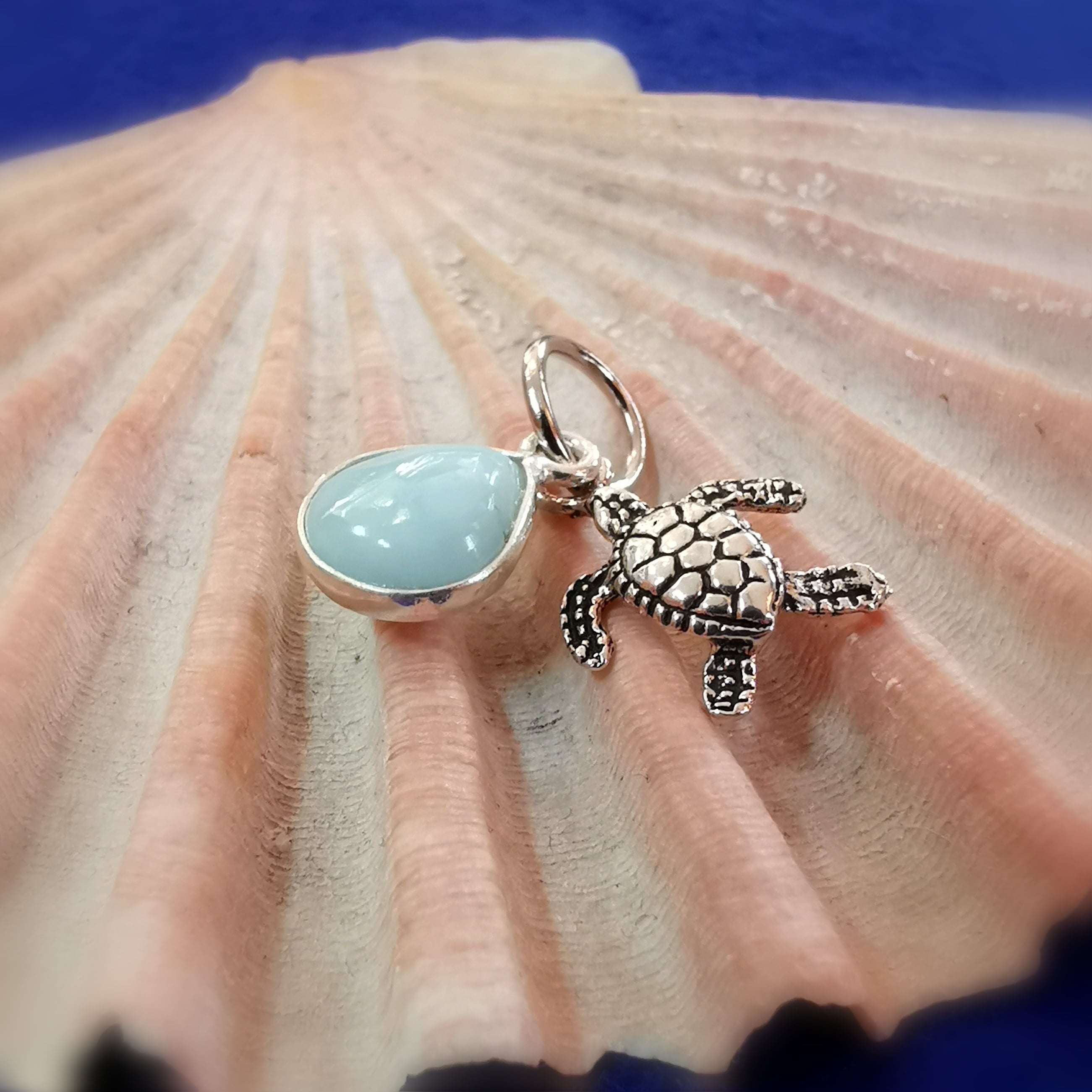 Larimar Edelstein Sterlingsilber Anhänger mit Krafttier Schildkröte, Chakra Talisman, Gelassenheit