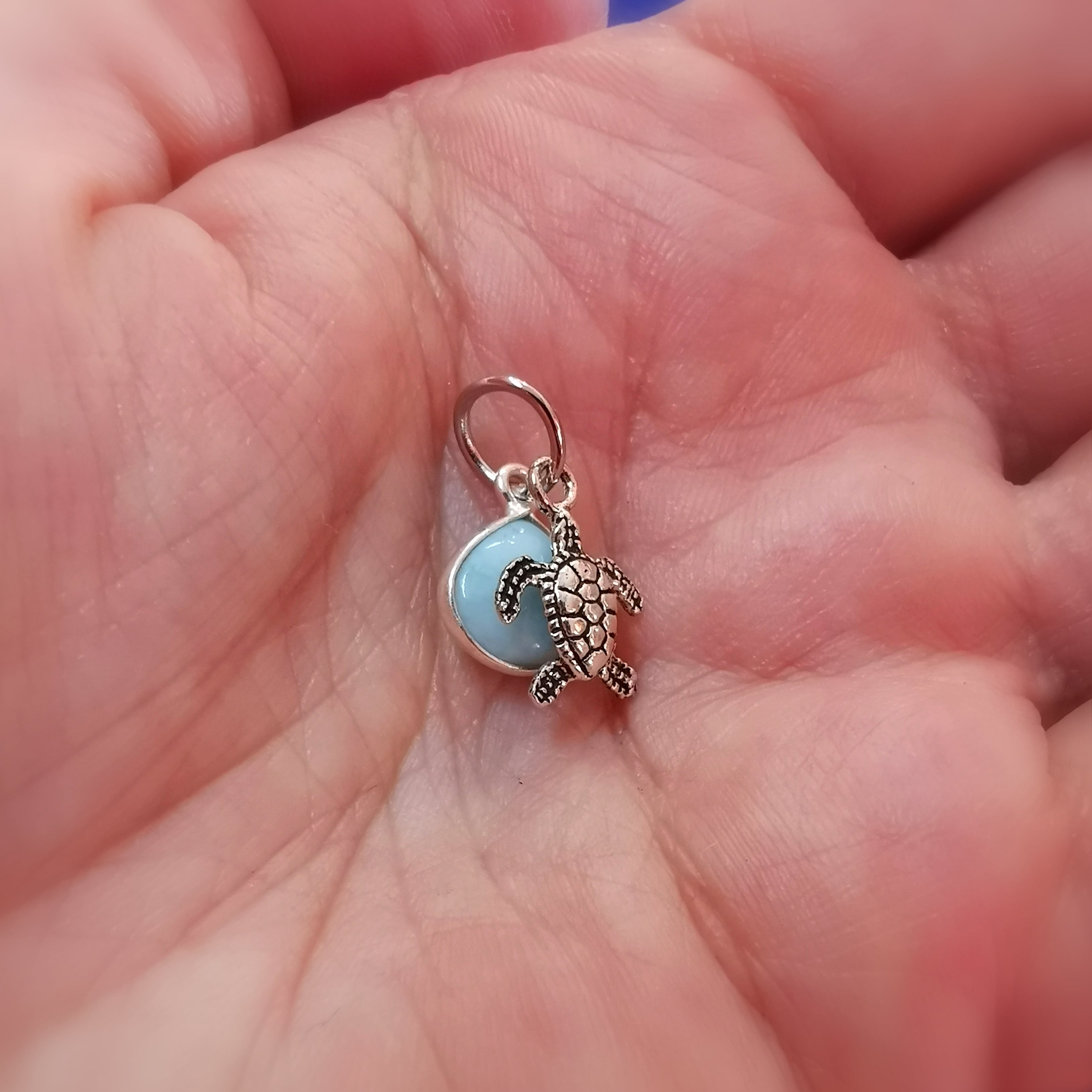 Larimar Edelstein Sterlingsilber Anhänger mit Krafttier Schildkröte, Chakra Talisman, Gelassenheit