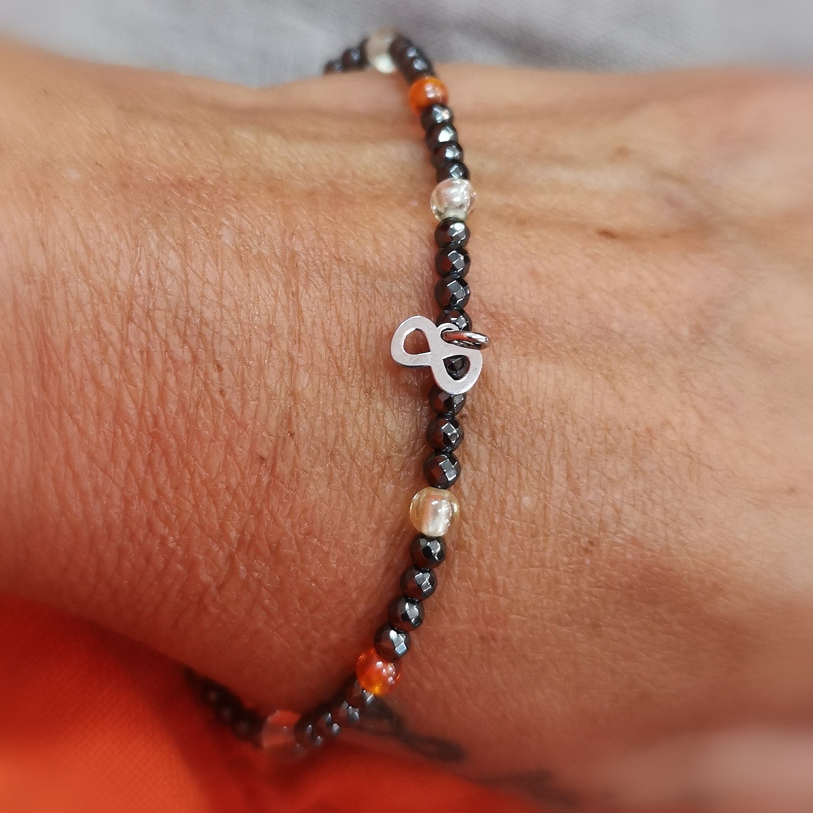 Unendlich Infinity Hämatit Karma Chakra Heilstein Armband, geweiht - Energieschwung