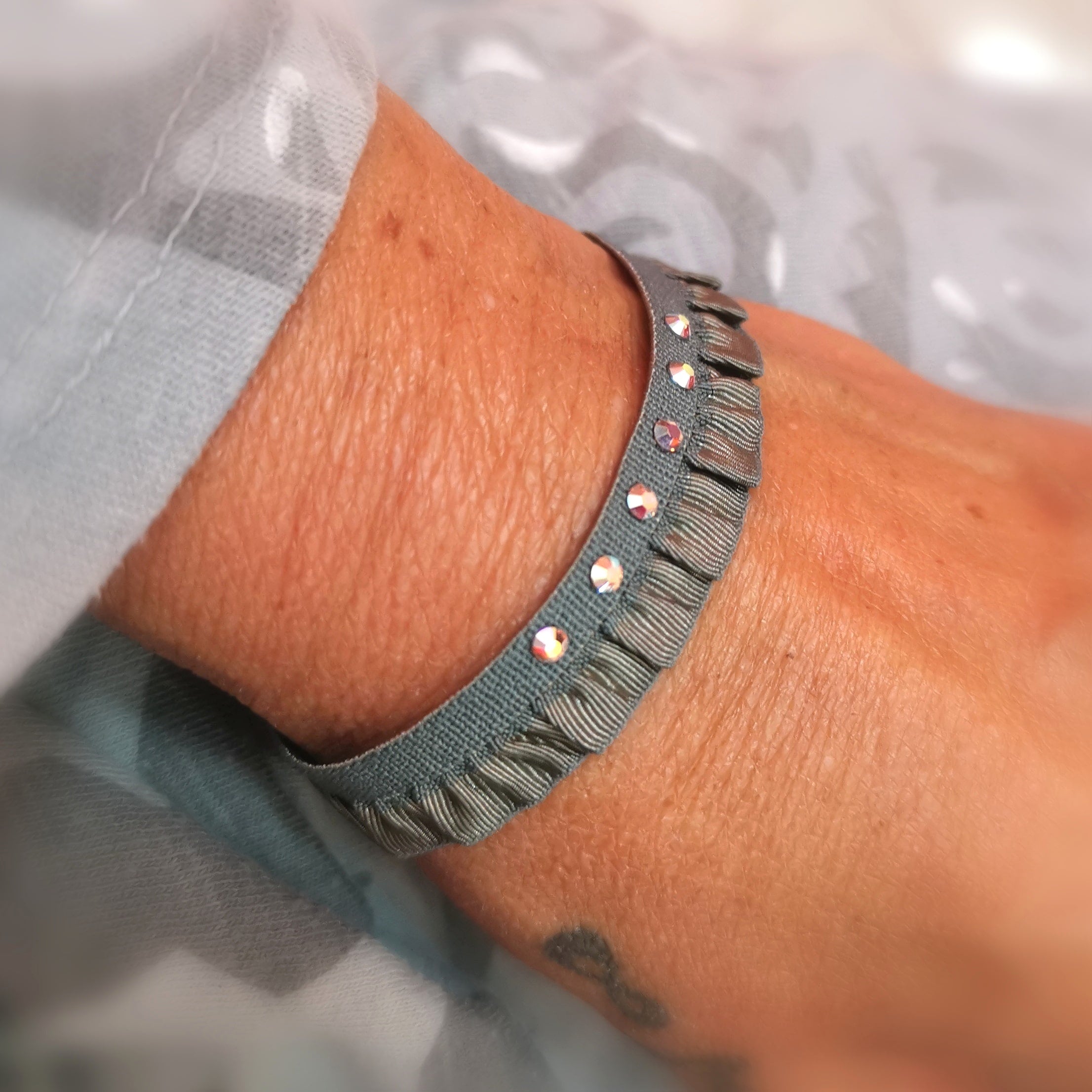 Boho Stretch Armband anthrazit, Swarovski Kristalle Rüschen Armbändchen #zauberschön