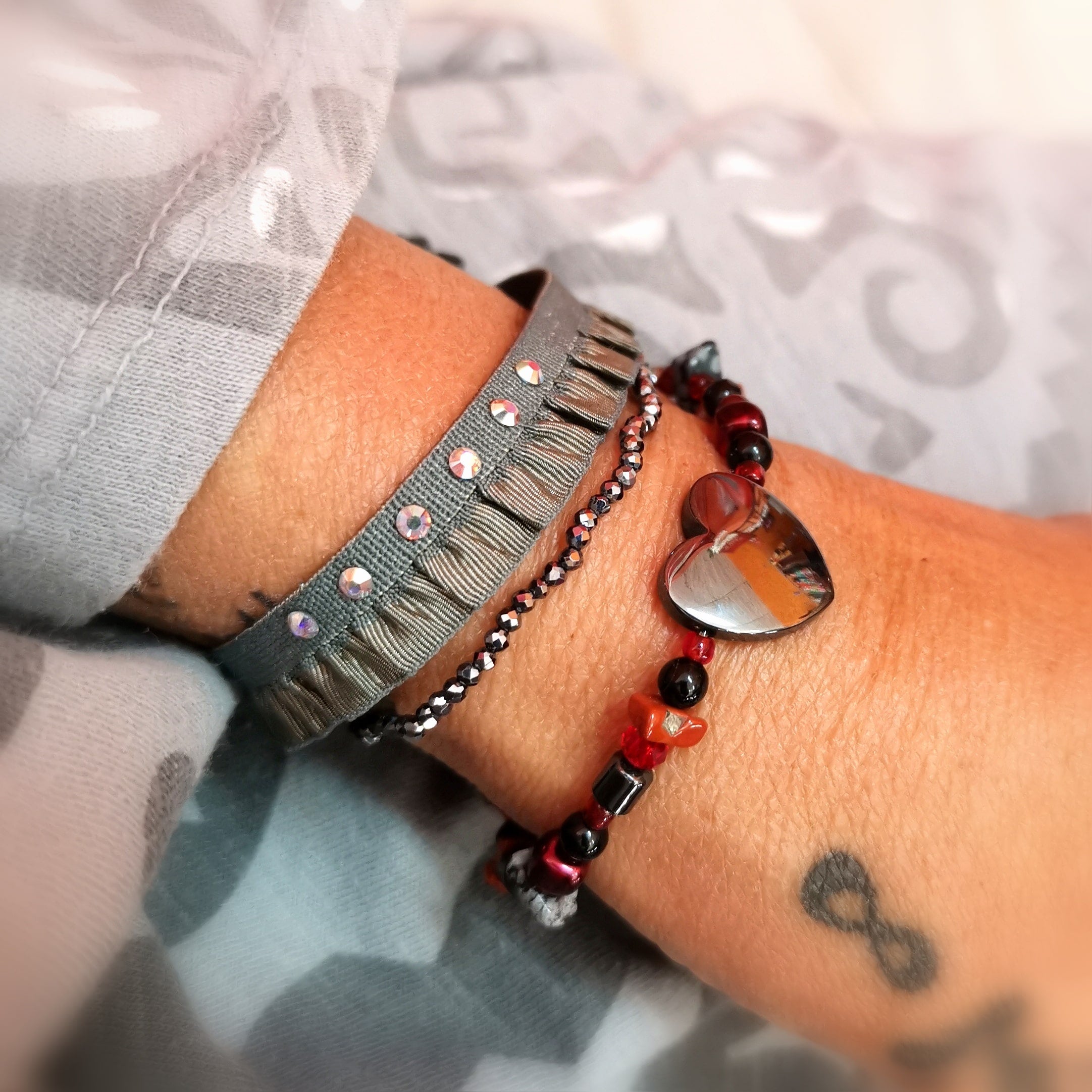 Boho Stretch Armband anthrazit, Swarovski Kristalle Rüschen Armbändchen #zauberschön