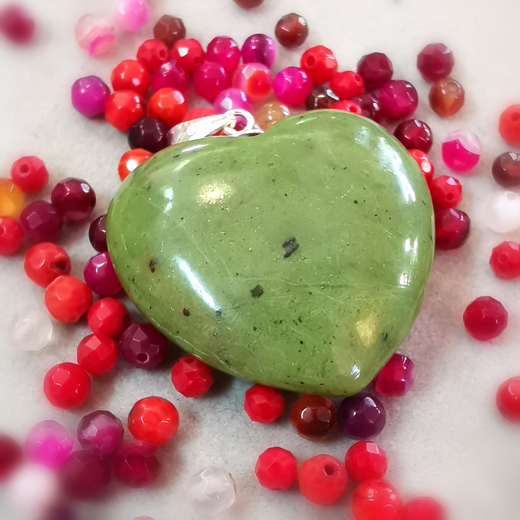 Colgante de corazón de piedra preciosa de nefrita de jade, piedra curativa de karma, fianza de plata de ley, consagrada al corazón y al alma