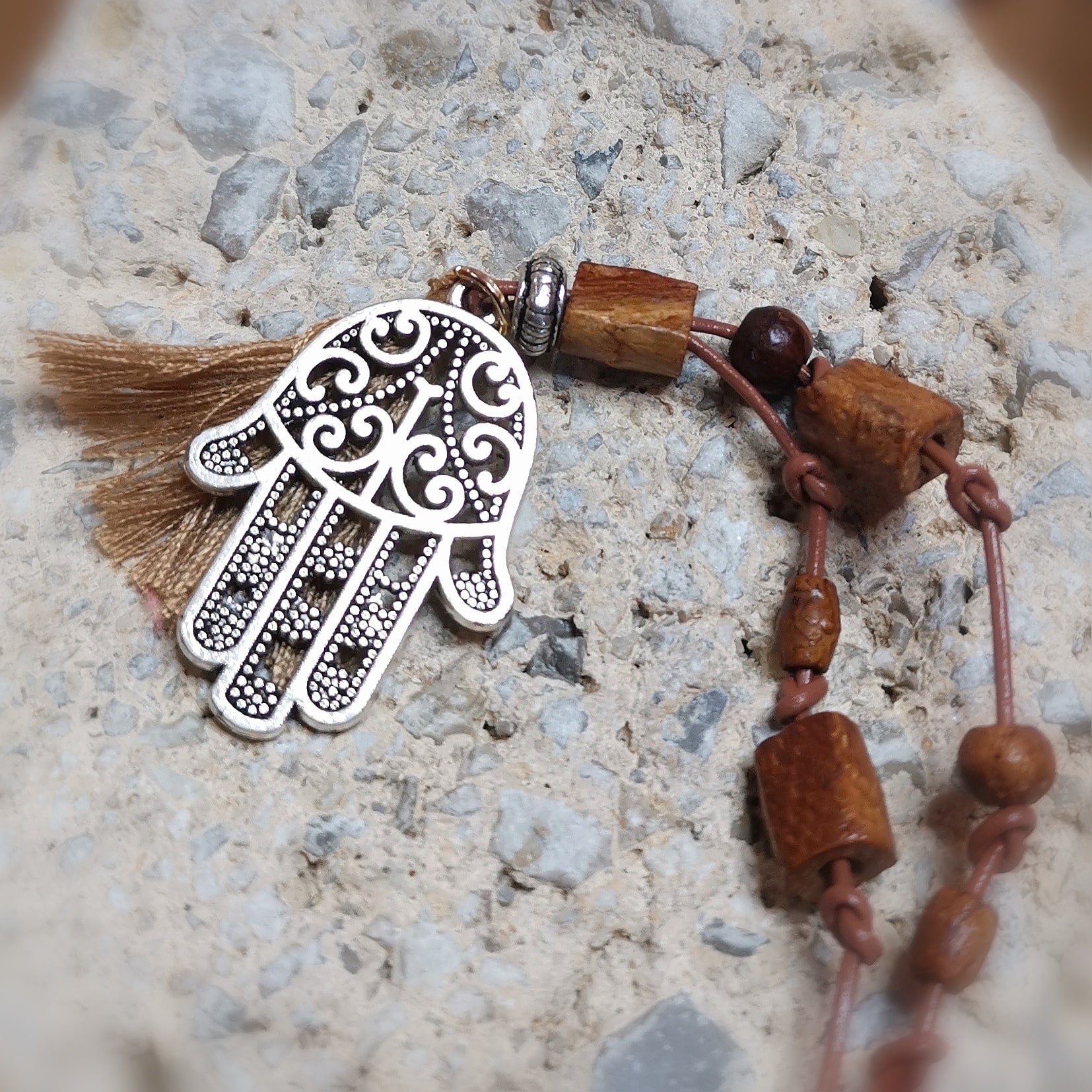 Fatimas Hand Hippie Boho Karma Kette an Leder mit Troddel nougat, Schutzamulett