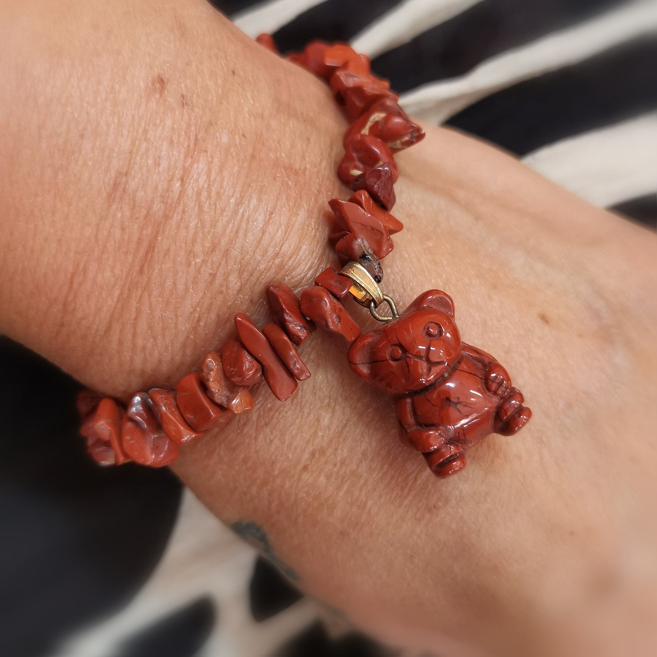 pulsera de karma de piedra preciosa de oso de peluche de jaspe rojo, piedra curativa del chakra de raíz animal de poder #energíavida