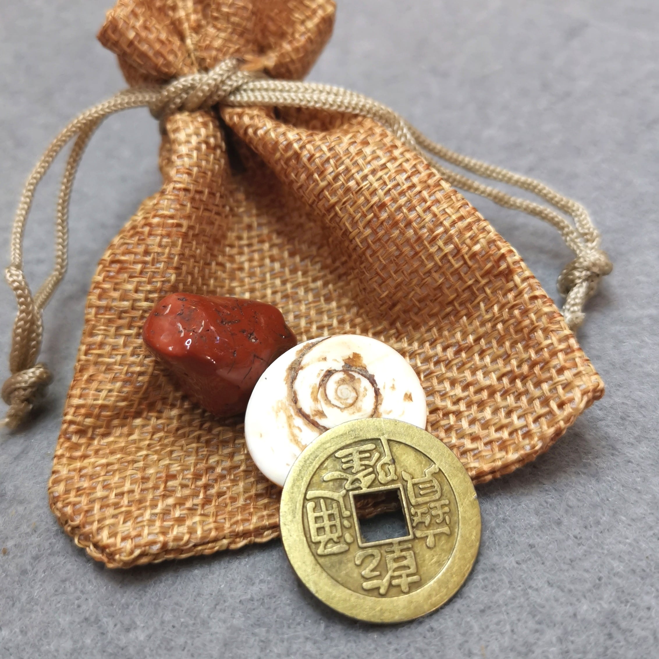 Protección del poder de la buena suerte - Bolsa de yute Talismán Set de regalo consagrado - Concha de Shiva, Piedra preciosa de jaspe, Moneda de la suerte