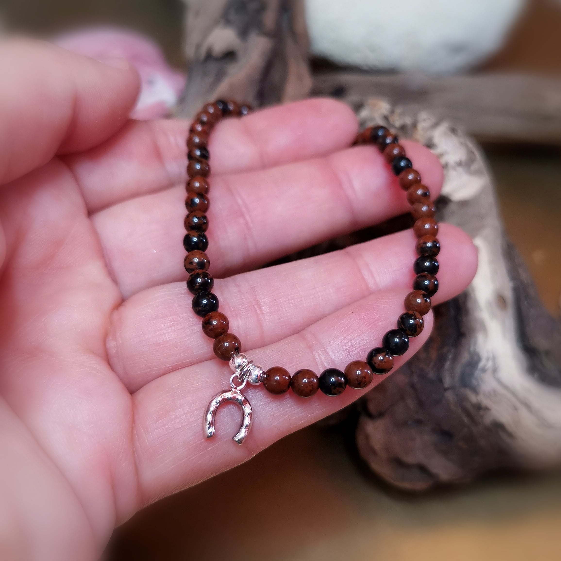 Pulsera Karma con dije de herradura de plata de ley con piedras preciosas de obsidiana de caoba, caminos felices