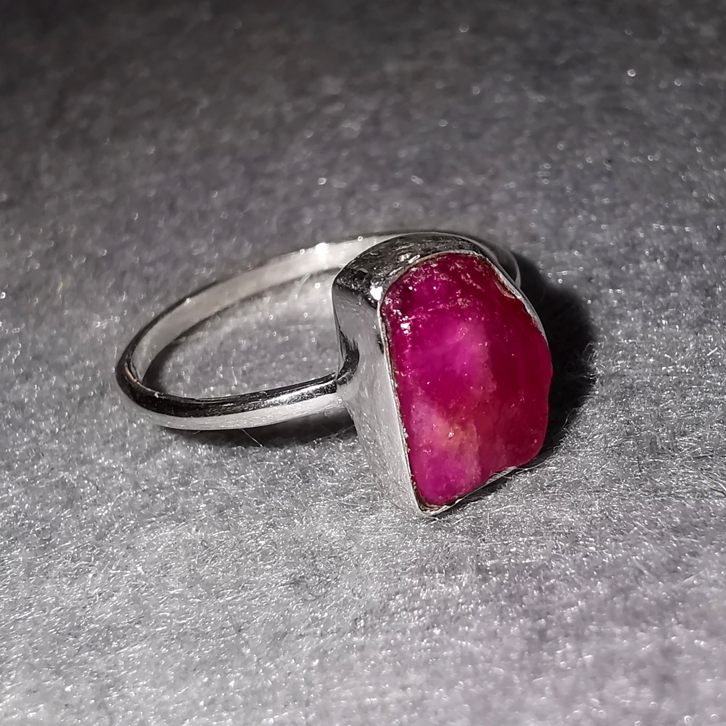 Rubin Korund Sterlingsilber Ring, Rohstein Freiform Heilstein, Größe 52  - Glücksstein der Liebe