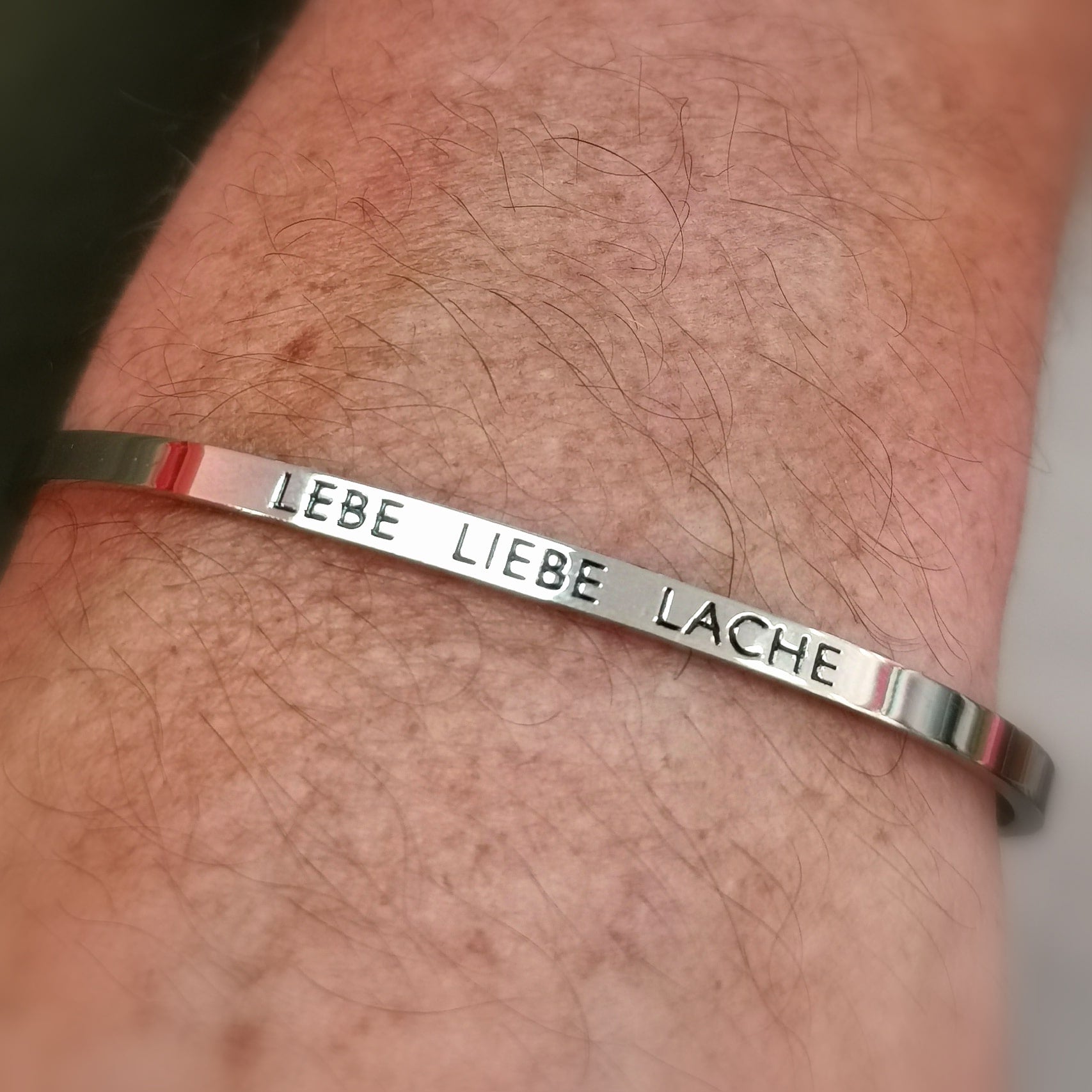 Lebe Liebe Lache Mantra Armreif Silber, Karma Armschmuck Grösse M / L, geweiht