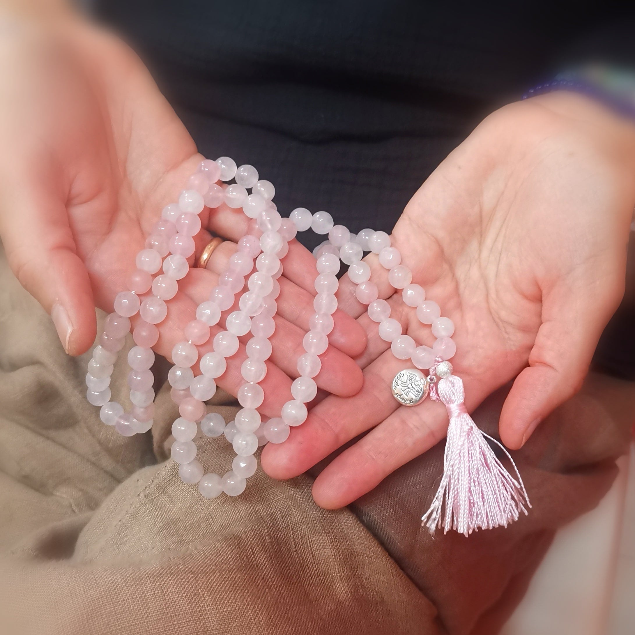 Rosenquarz Mala Schutzengel Edelstein Kette geweiht, Meditation Gebet Boho Mode, Karma Herzchakra Heilstein, allumfassende Liebe