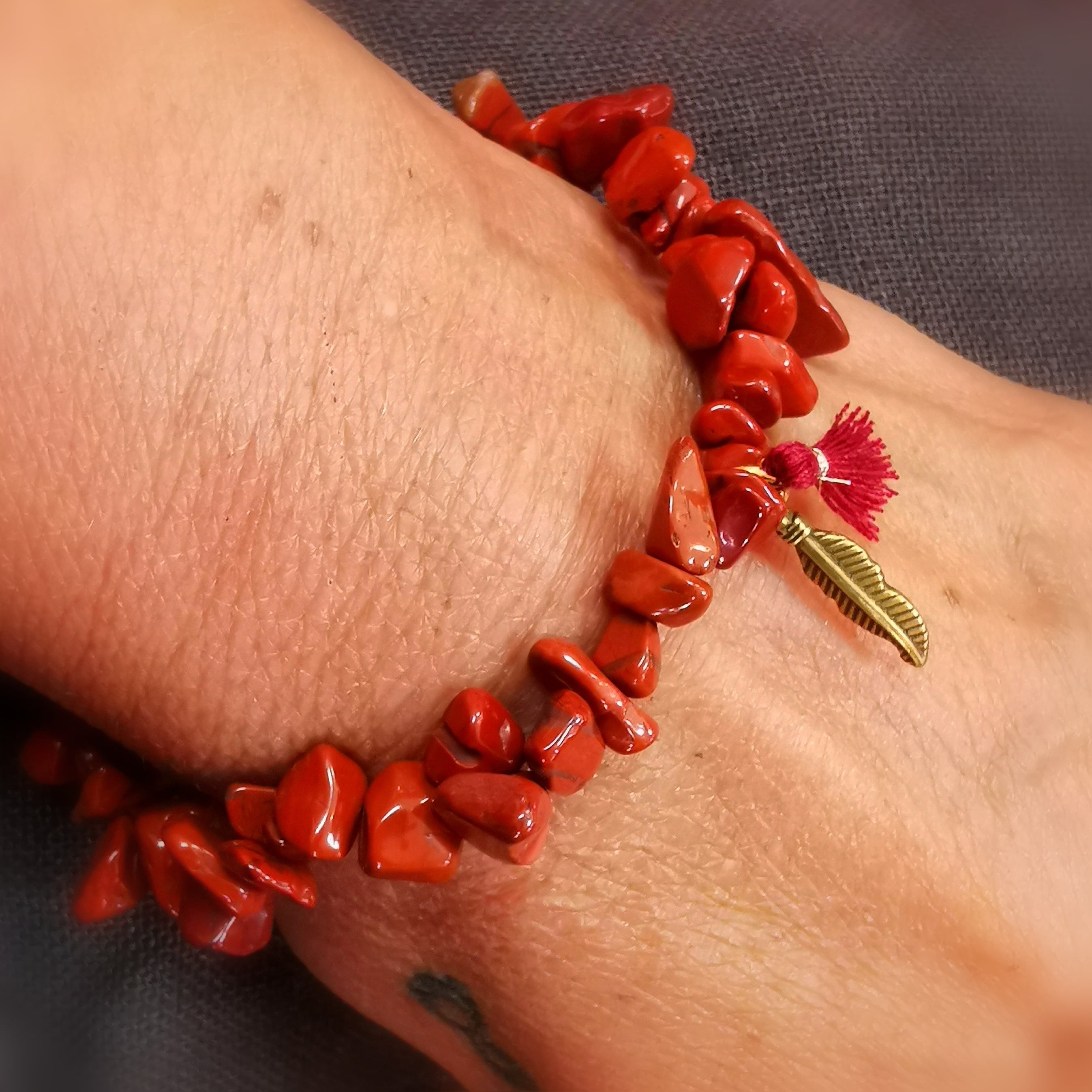 Feder roter Jaspis Hippie Boho Armband, Edelstein Chakra Armschmuck geweiht - Freiheit