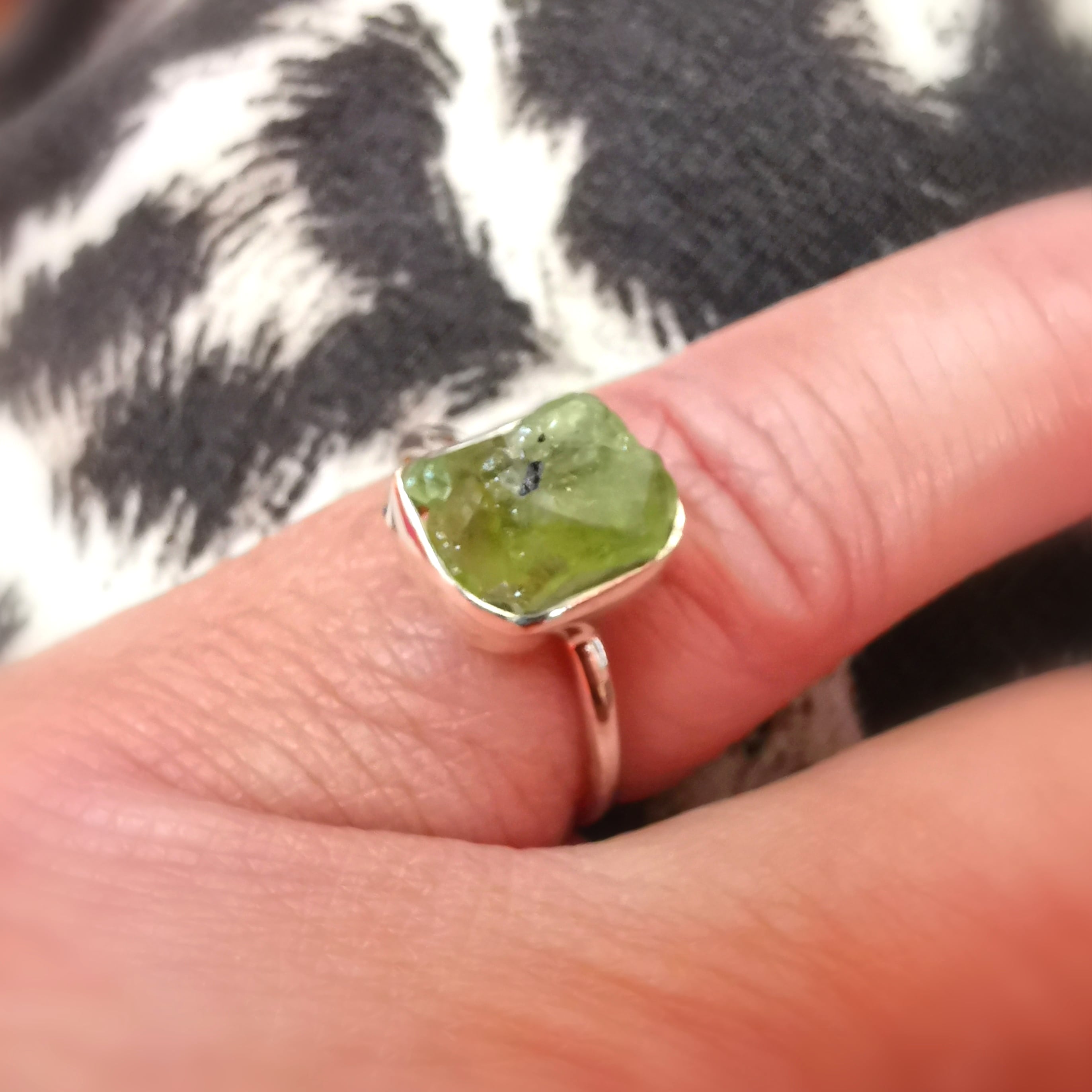 Olivin Peridot Rohstein Herzchakra Edelstein Heilstein Ring geweiht, Herzenslicht