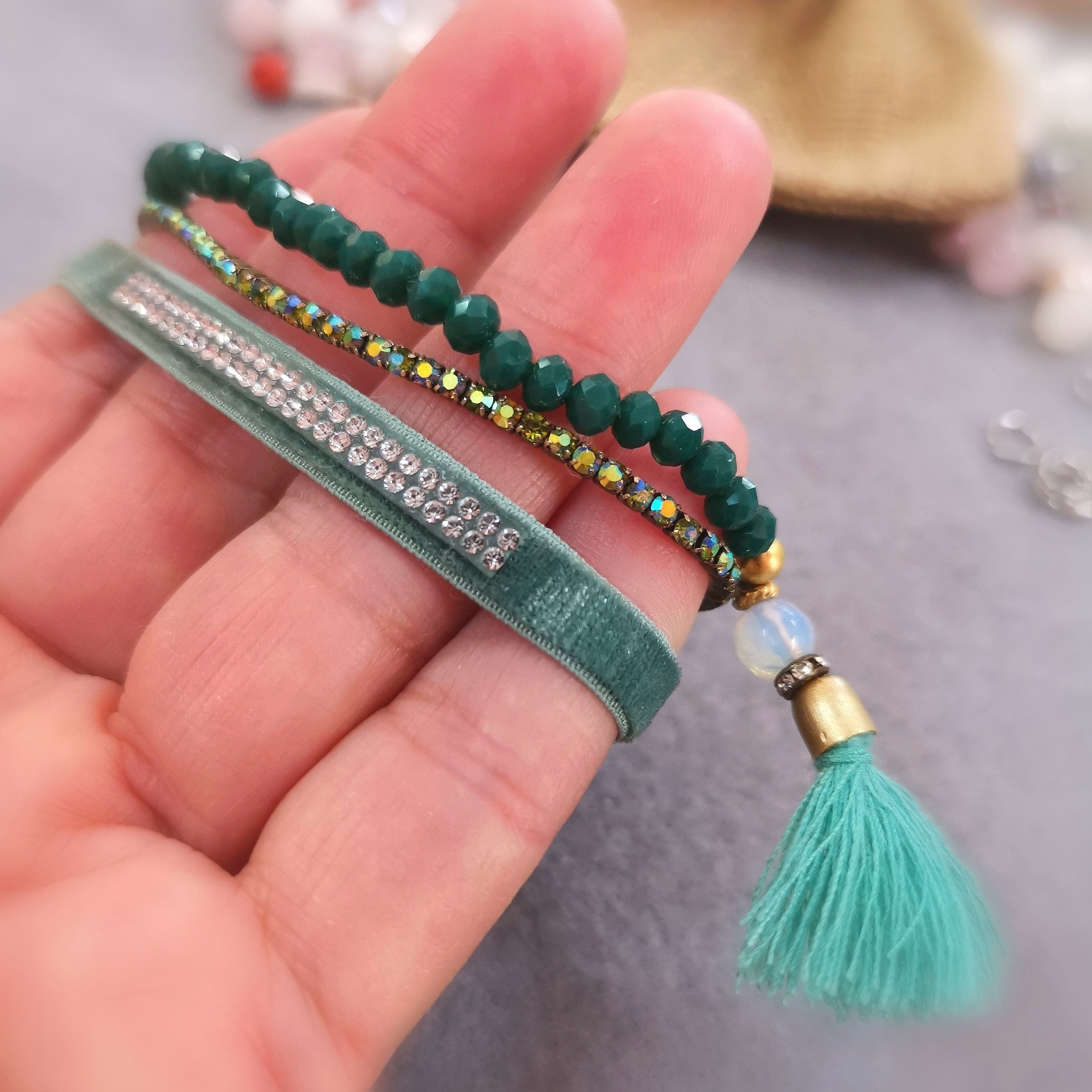 Grün fürs Herz: Boho Armbändchen Set, Kristalle, Samt, im Geschenk Beutel