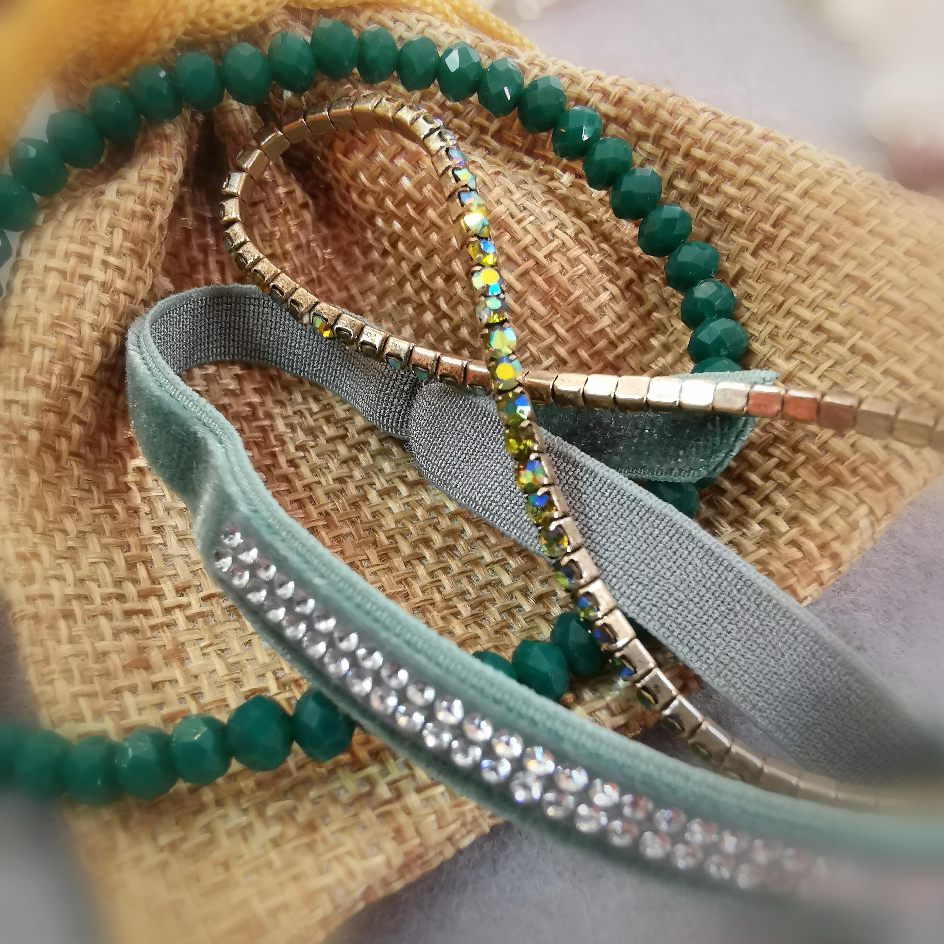 Grün fürs Herz: Boho Armbändchen Set, Kristalle, Samt, im Geschenk Beutel